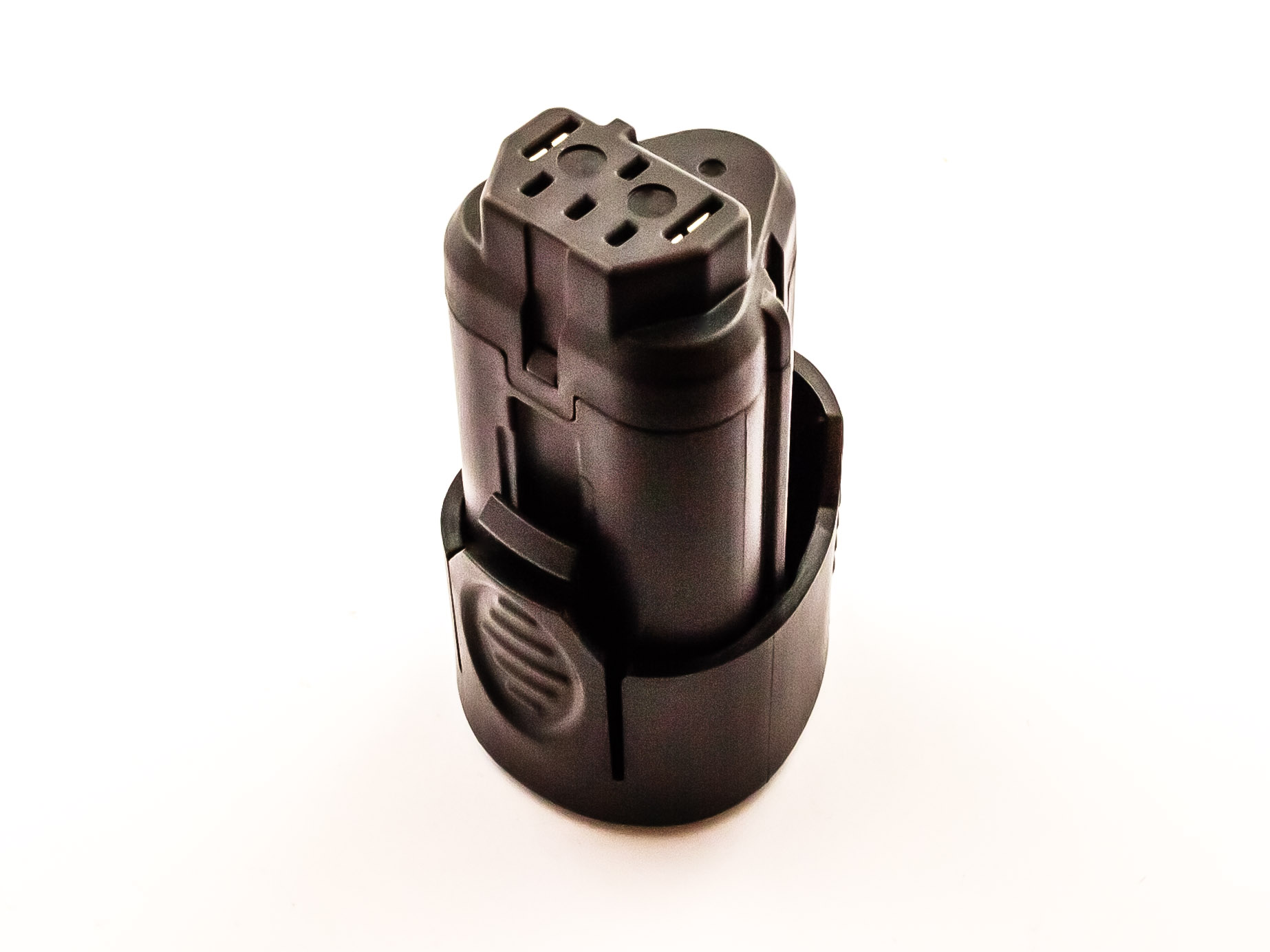 Schwarzes Akkupack mit schwarzem Sockel und Stecker. Weißer Hintergrund.