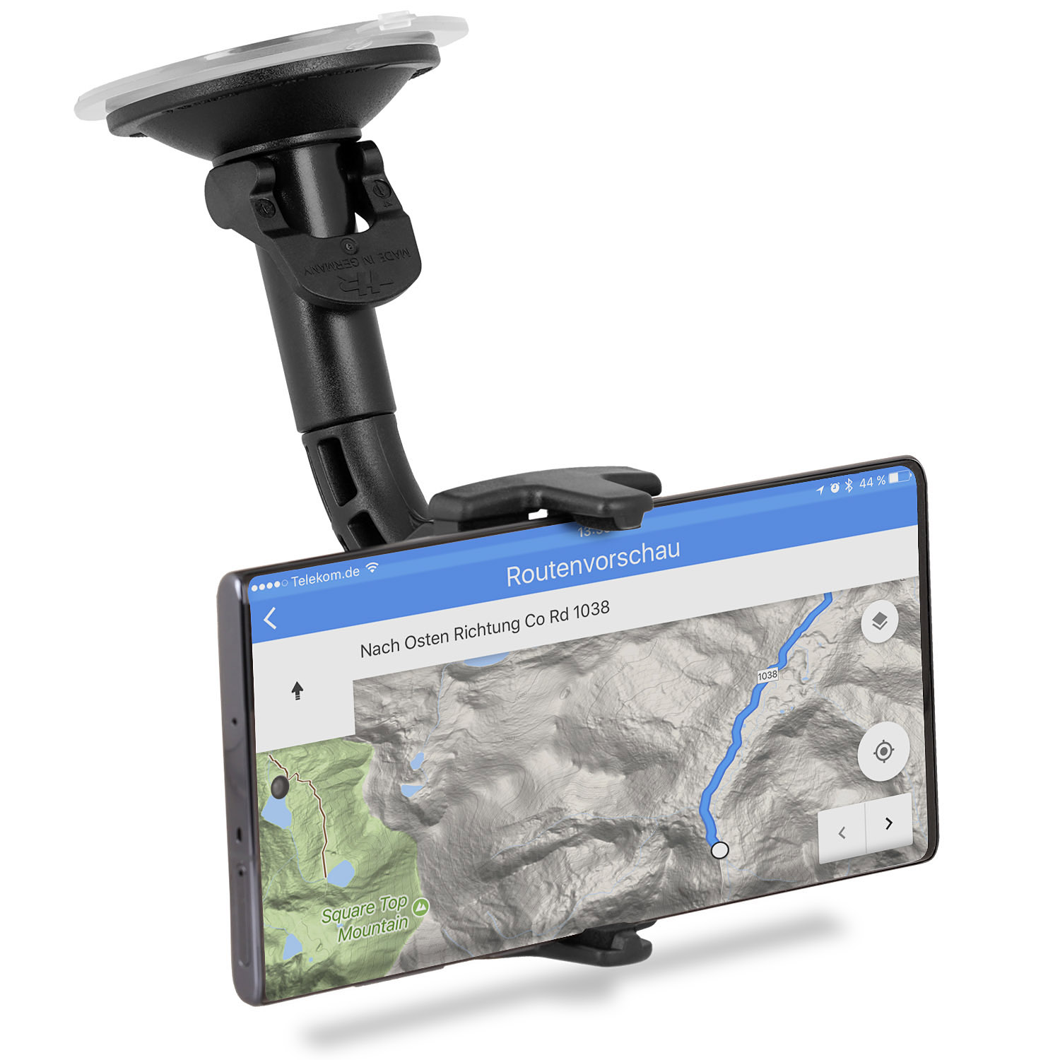 Ein Telefon wird an einem Armaturenbrett befestigt und zeigt eine Navigationskarte mit Route an.