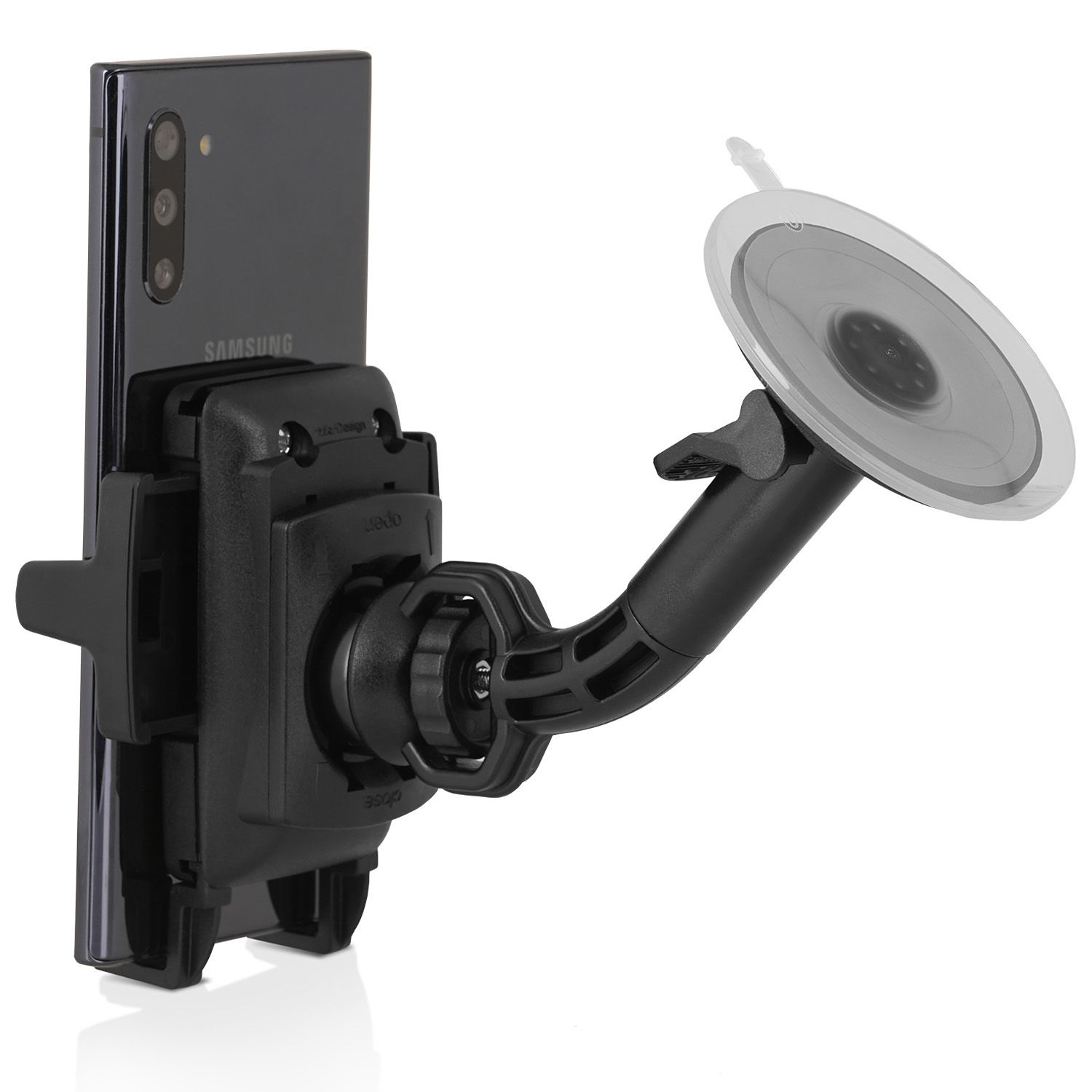 Schwarzes Telefon in einer Autohalterung. Telefon ist schwarz, Autohalterung ist schwarz. Weißer Hintergrund.