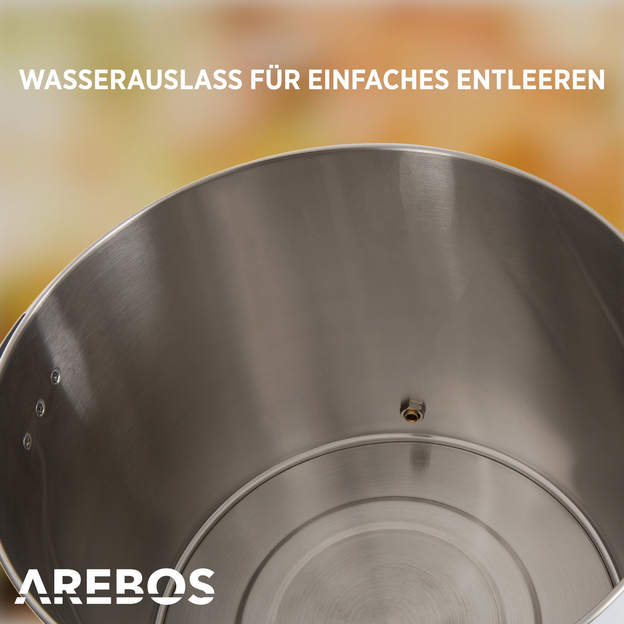 Nahaufnahme eines Wasserablaufs aus Edelstahl für einen Wasserkocher. Zeigt den Ausguss und das Markenlogo.