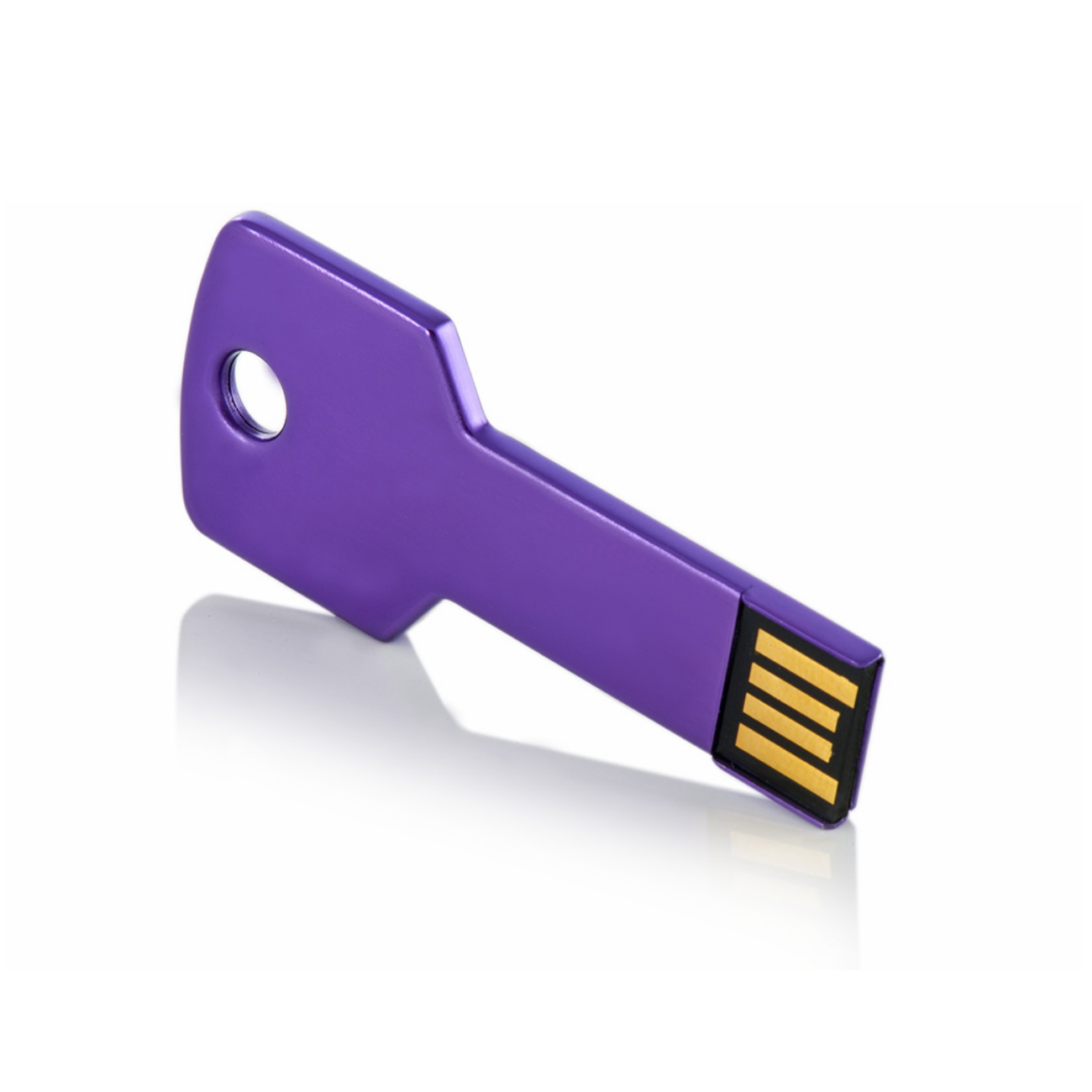 Lila schlüsselförmiger USB-Stick, goldener Stecker, weißer Hintergrund.