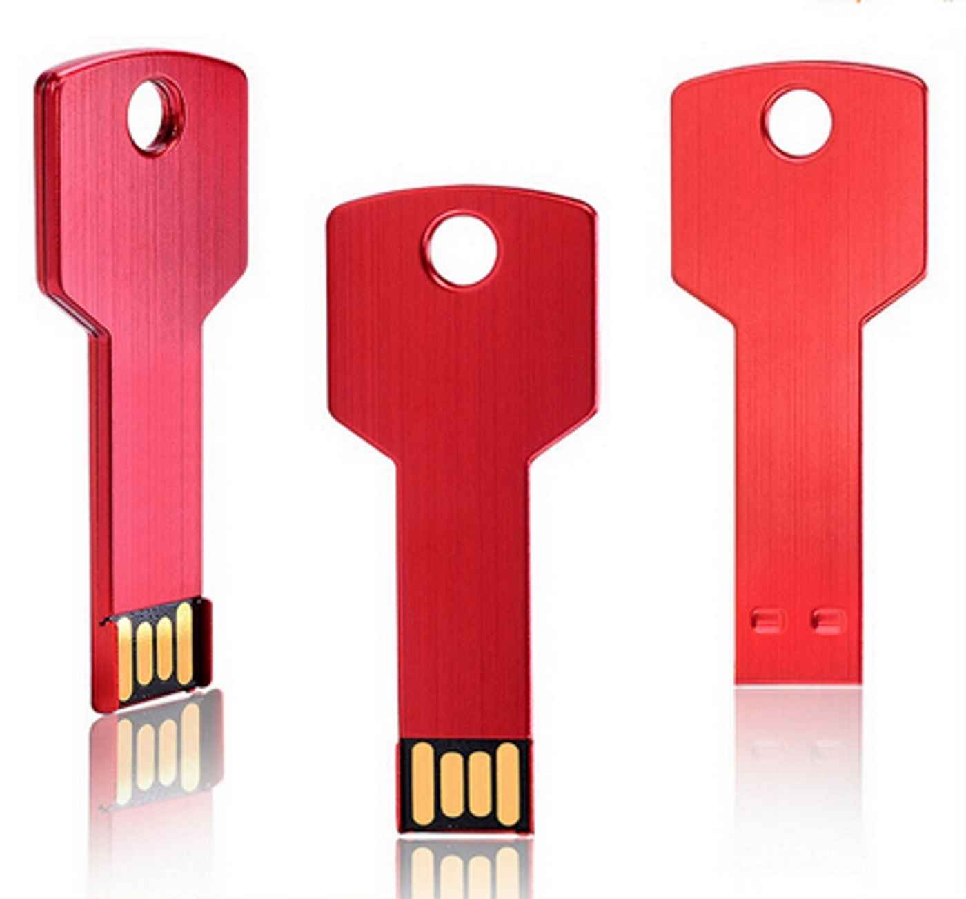 Drei rote USB-Sticks in Schlüsselform. Die Laufwerke haben eine metallische Oberfläche und einen USB-Anschluss.