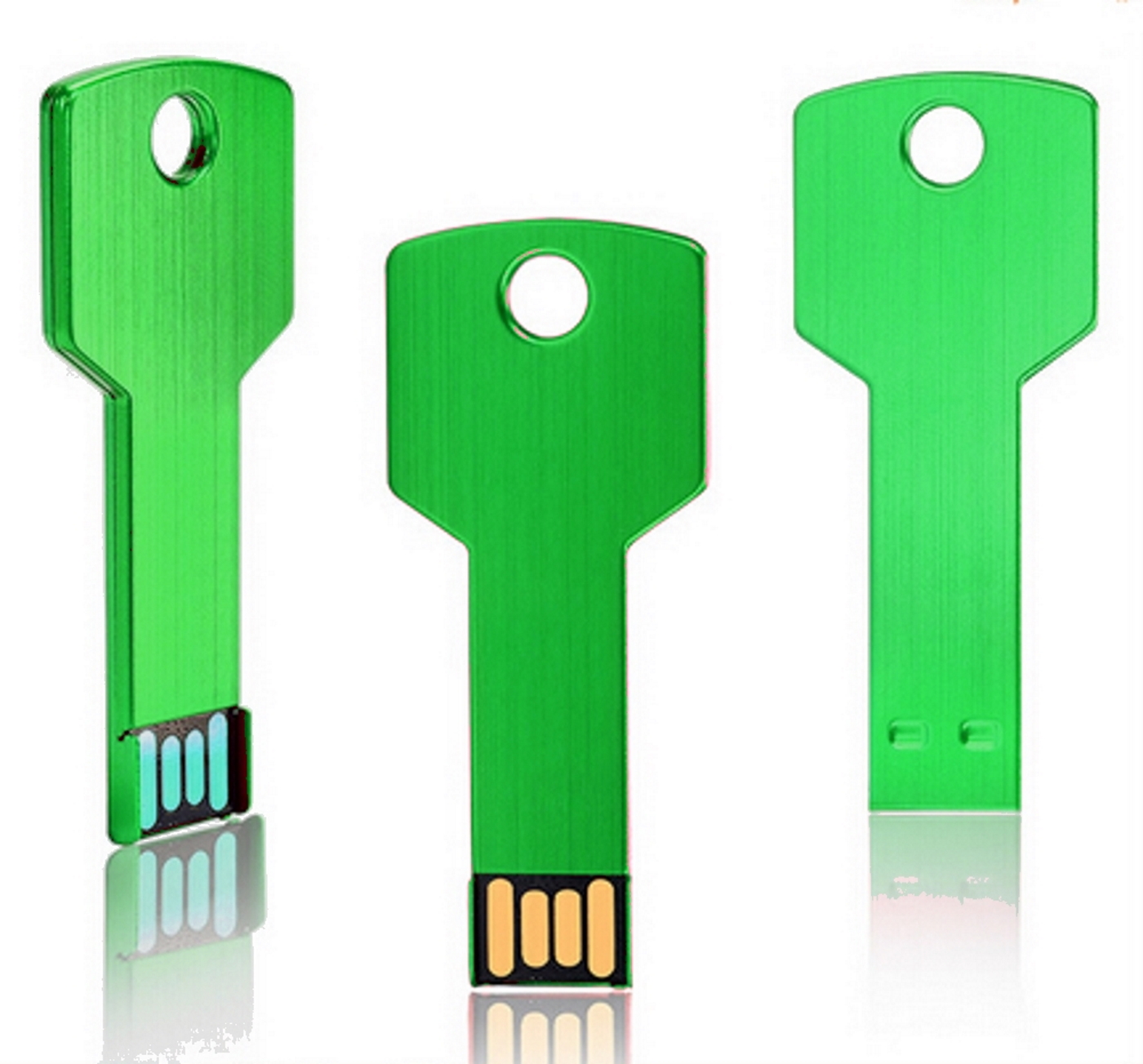 Drei grüne USB-Stick-Schlüssel, mit Spiegelungen auf weißer Oberfläche, Nahaufnahme.