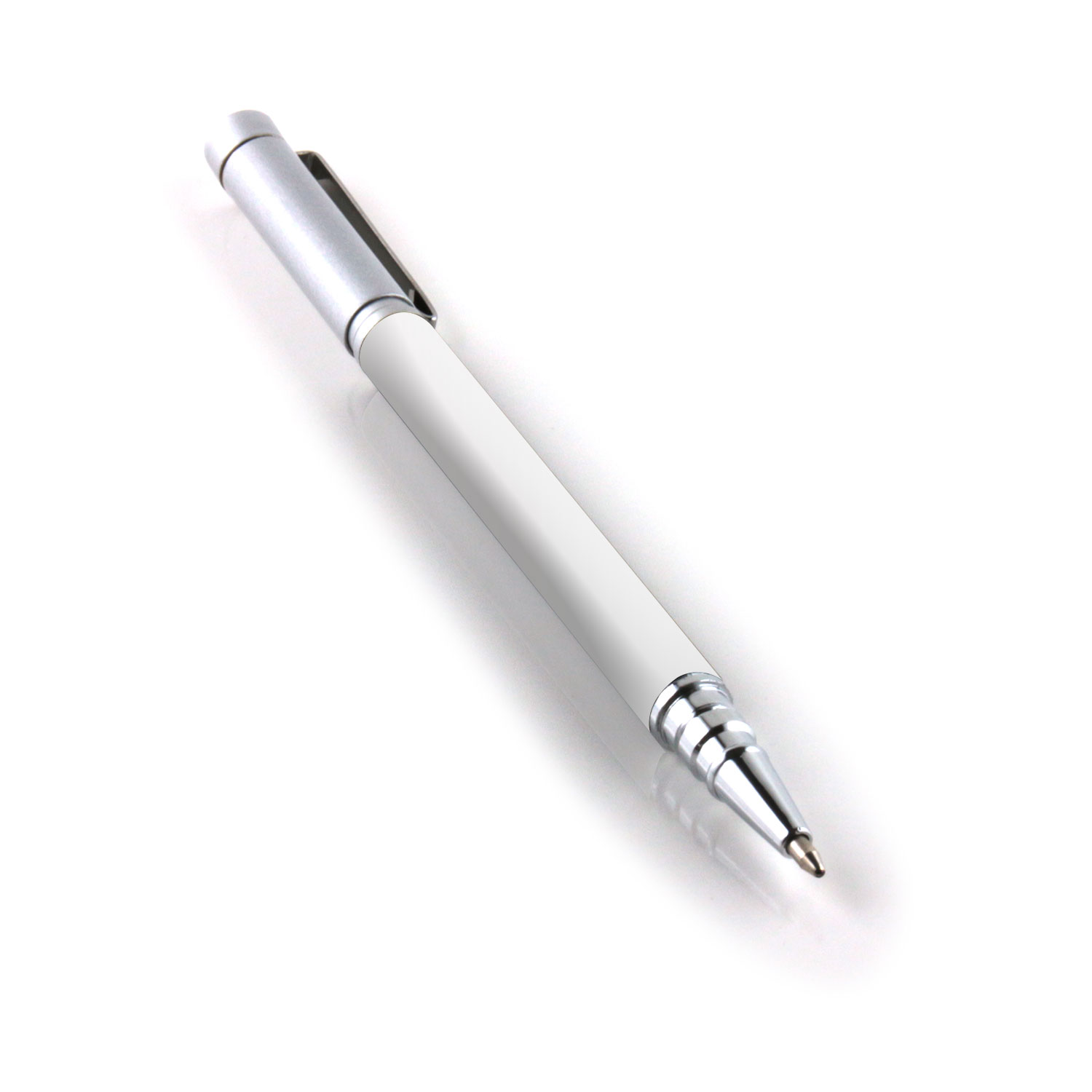 Silberner und weißer Stift auf weißem Hintergrund.