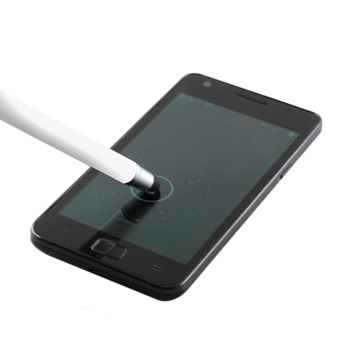 Schwarzes Smartphone mit Stift. Der Stift berührt den Bildschirm. Weißer Hintergrund.