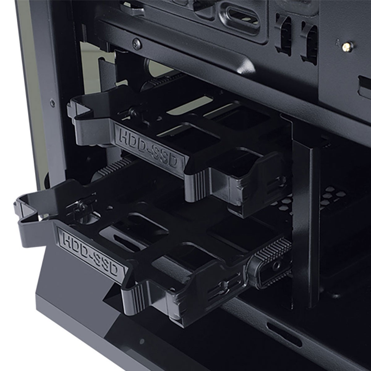 Interior de la caja de la computadora con bahías HDD-SSD. La caja es negra. El fondo es gris oscuro.