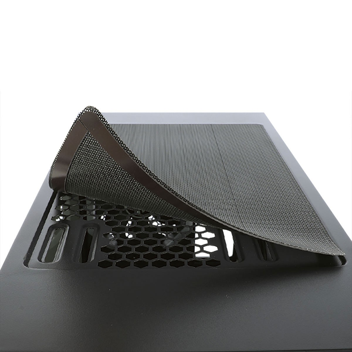 Un case per computer con un filtro a rete che viene sollevato.
