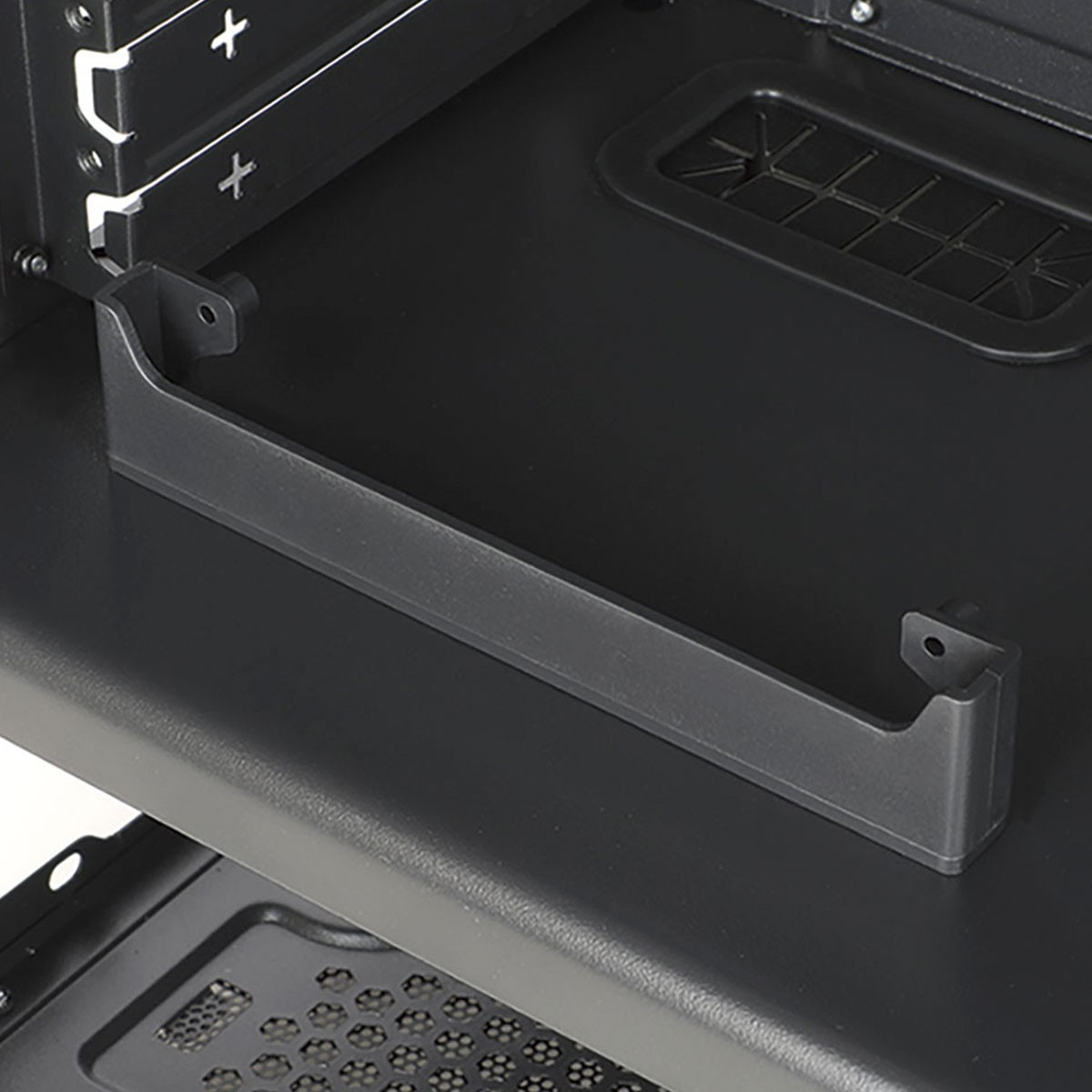 Componente per case di computer in metallo nero, con una staffa, isolato su una superficie nera.