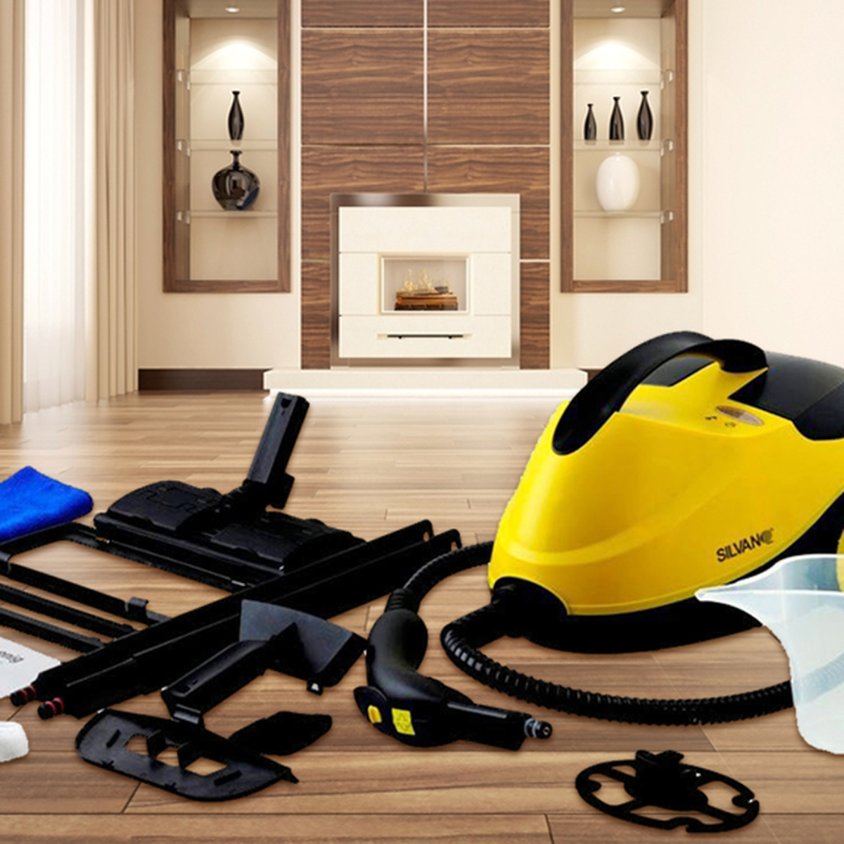 Limpiador a vapor amarillo y negro con accesorios sobre suelo de madera. Fondo con estanterías.