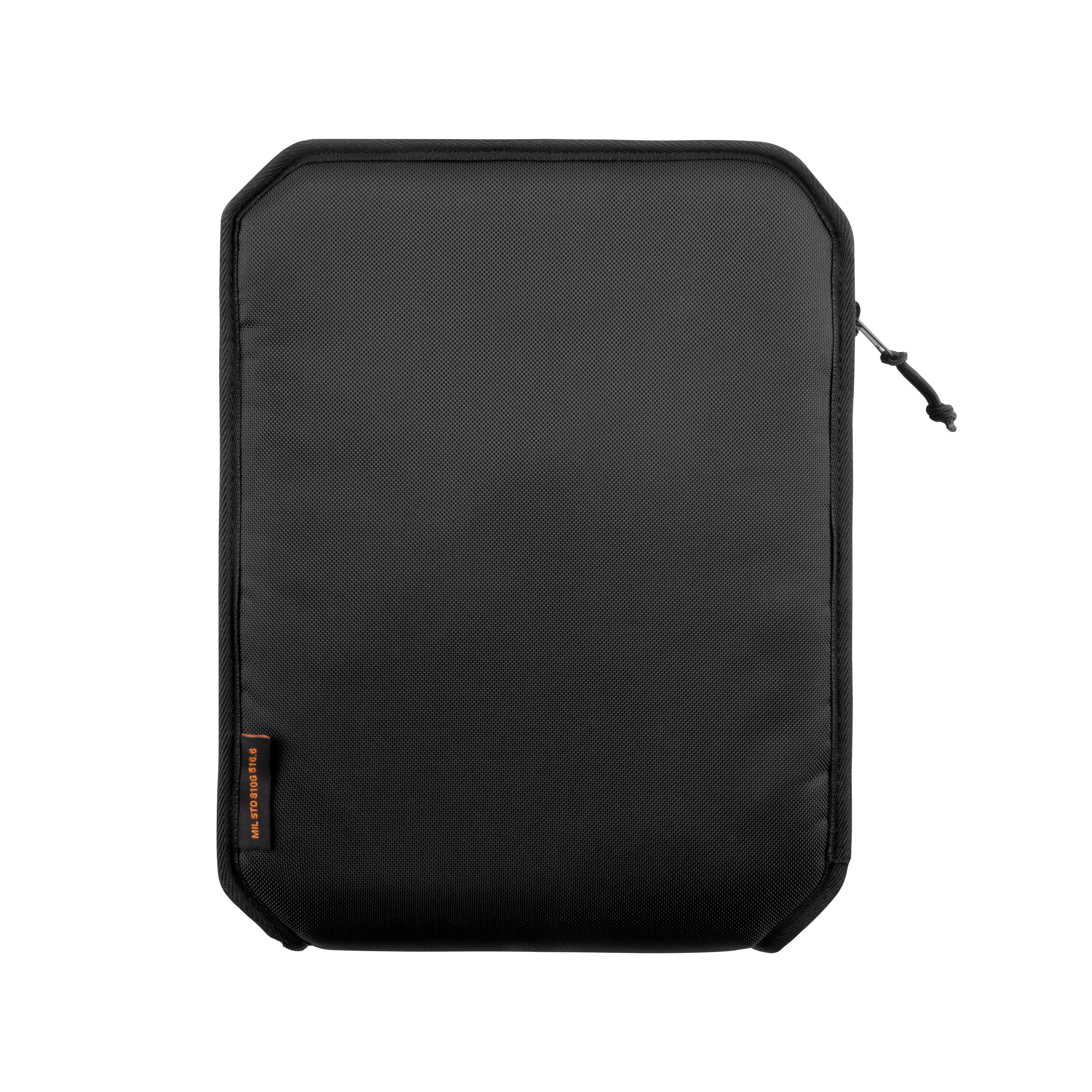 Schwarze rechteckige Tasche mit Reißverschluss und kleinem Etikett auf dunklem Hintergrund.