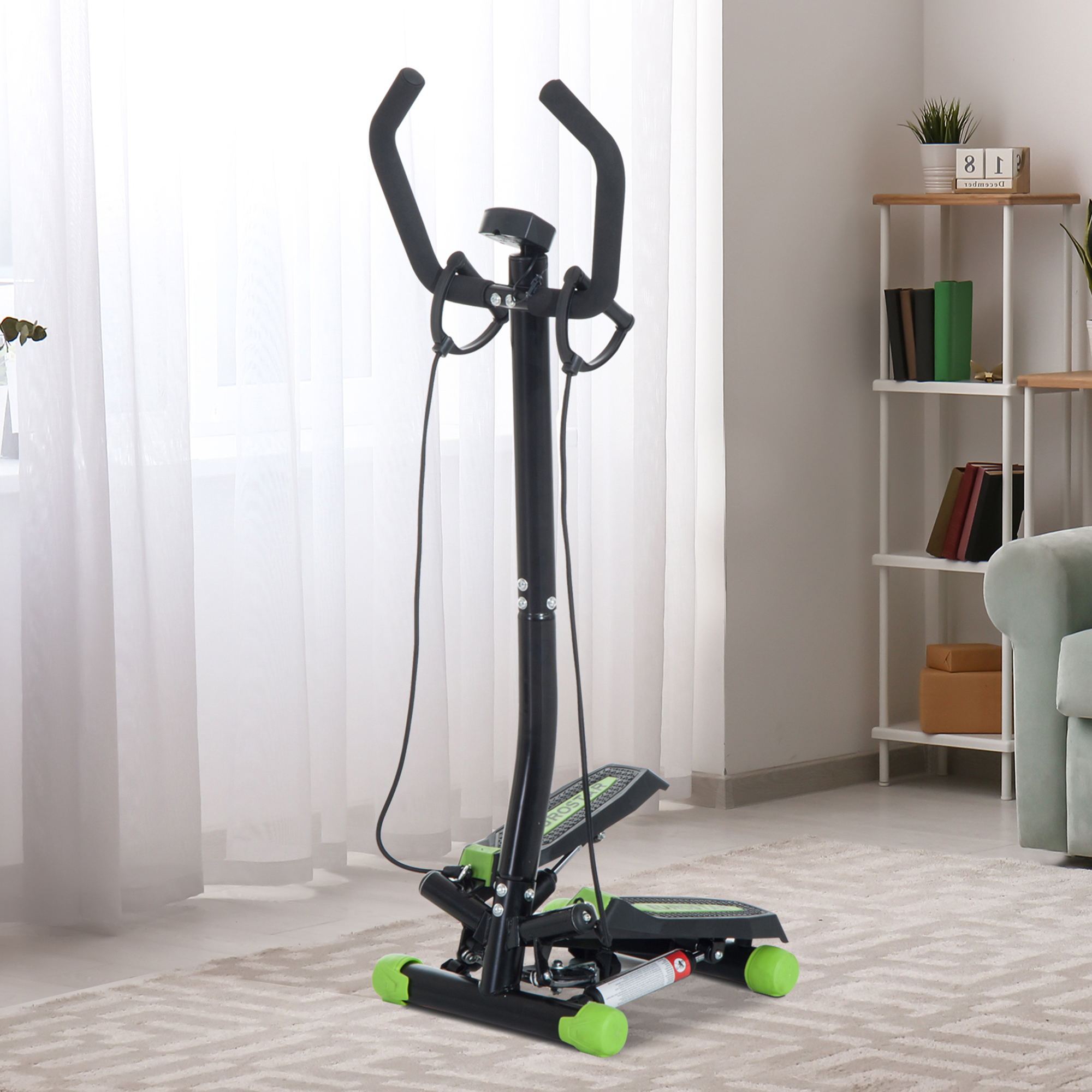 Máquina de step negra y verde. Tiene manijas y plataformas para pies. En interiores.
