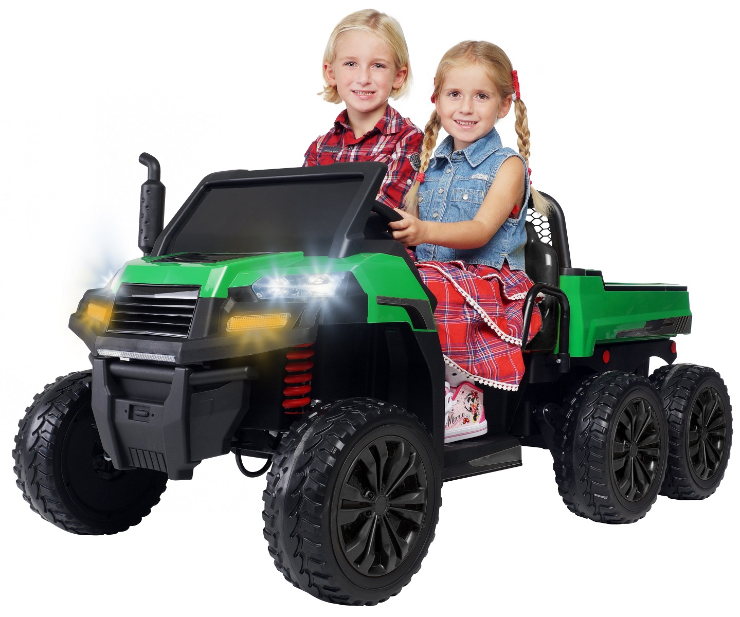 Zwei Kinder in einem grün-schwarzen Spielzeugauto. Mädchen in Jeans, Junge in rot-kariert.