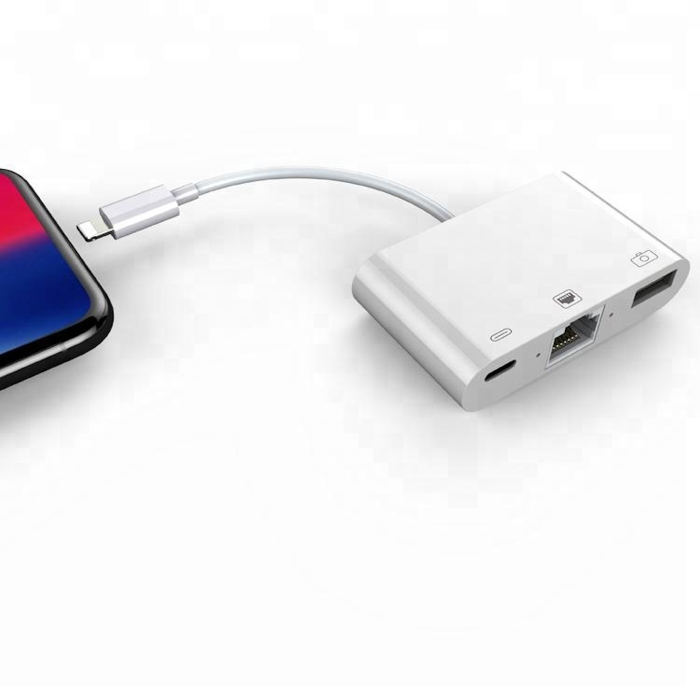 Weißer Adapter mit angeschlossenem Telefon und Kabel. Weißer Hintergrund.