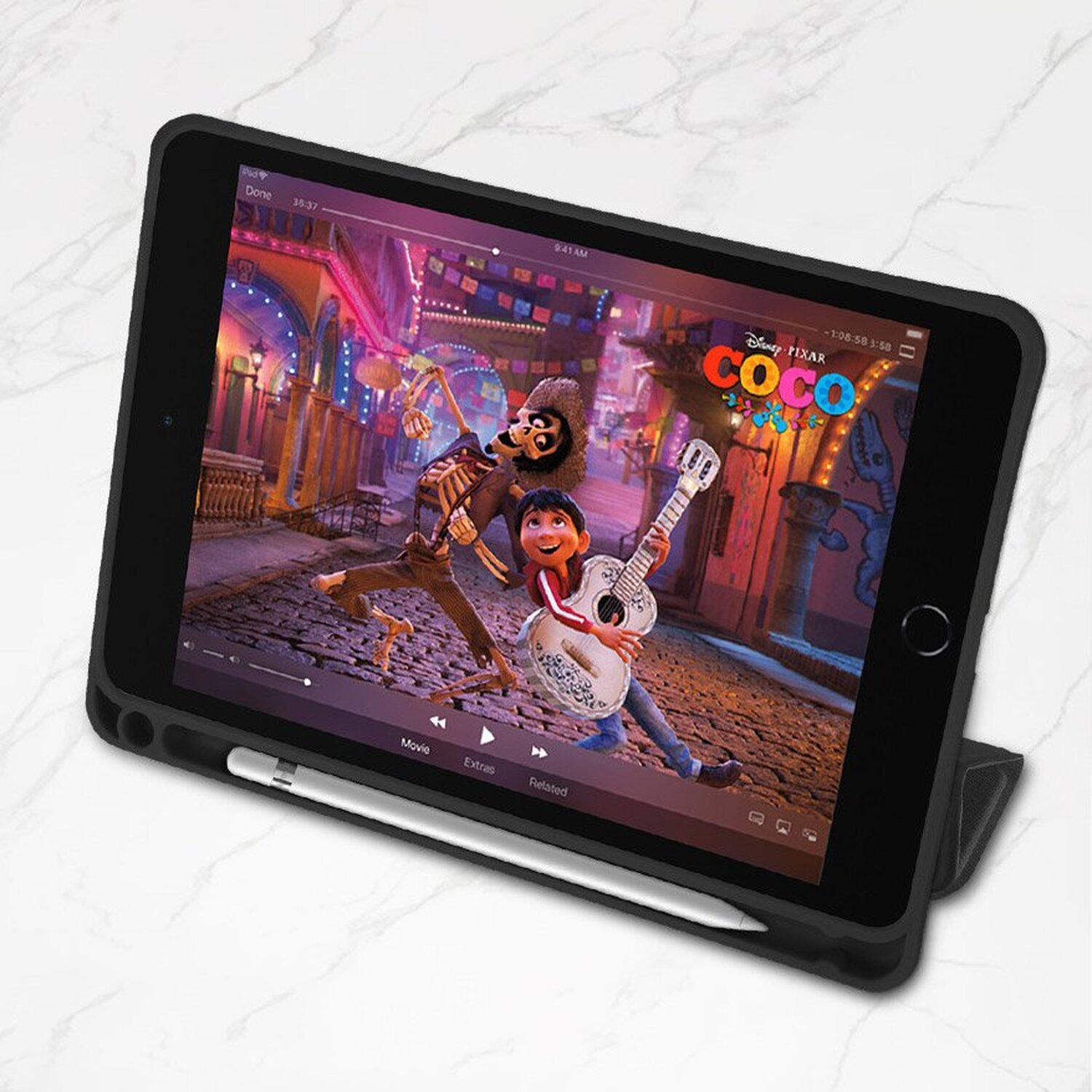 Tablet zeigt eine Szene aus Coco. Ein Skelett und ein Junge mit Gitarre sind auf dem Bildschirm.