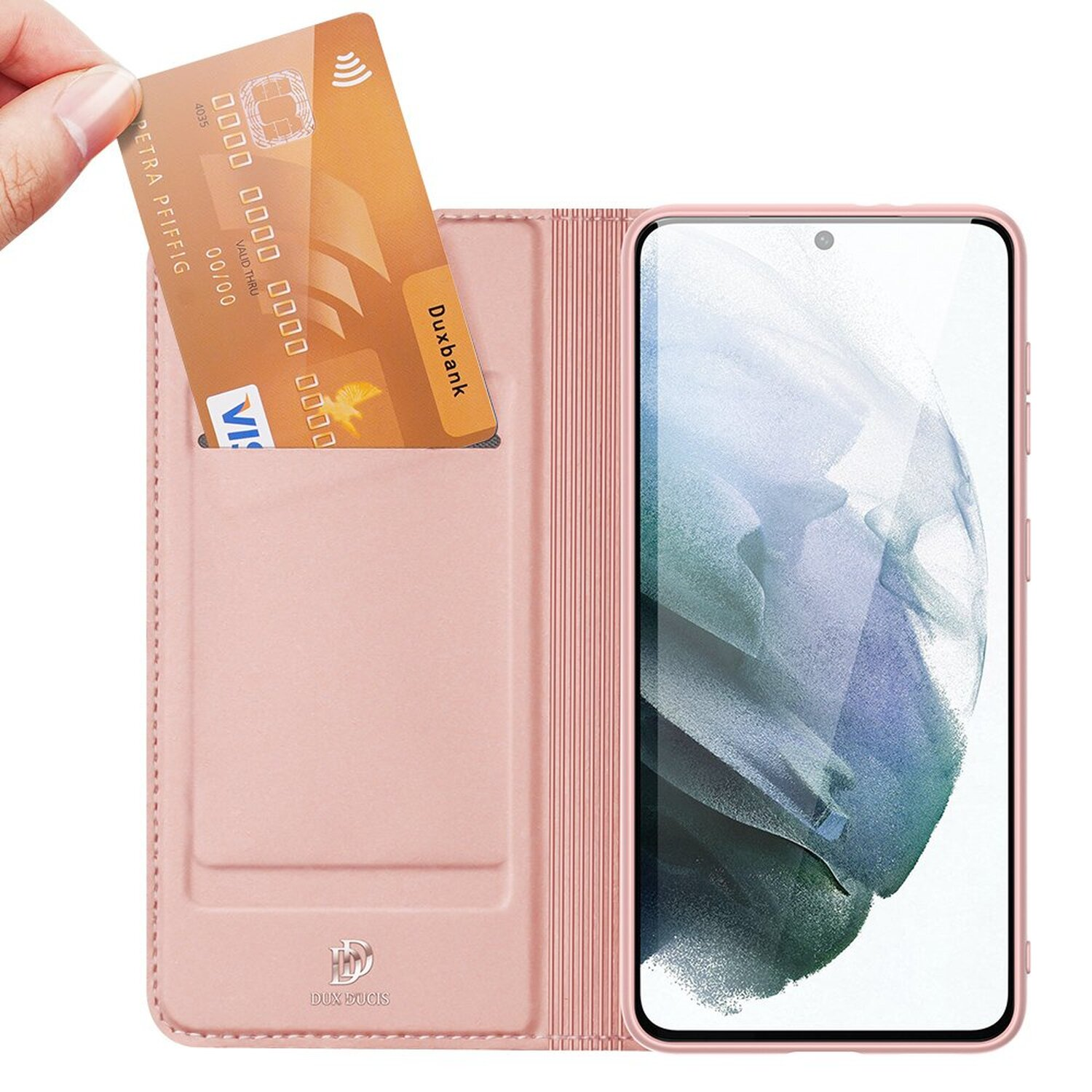 Eine Hand hält zwei Kreditkarten neben einer rosa Handyhülle mit einem Telefon.