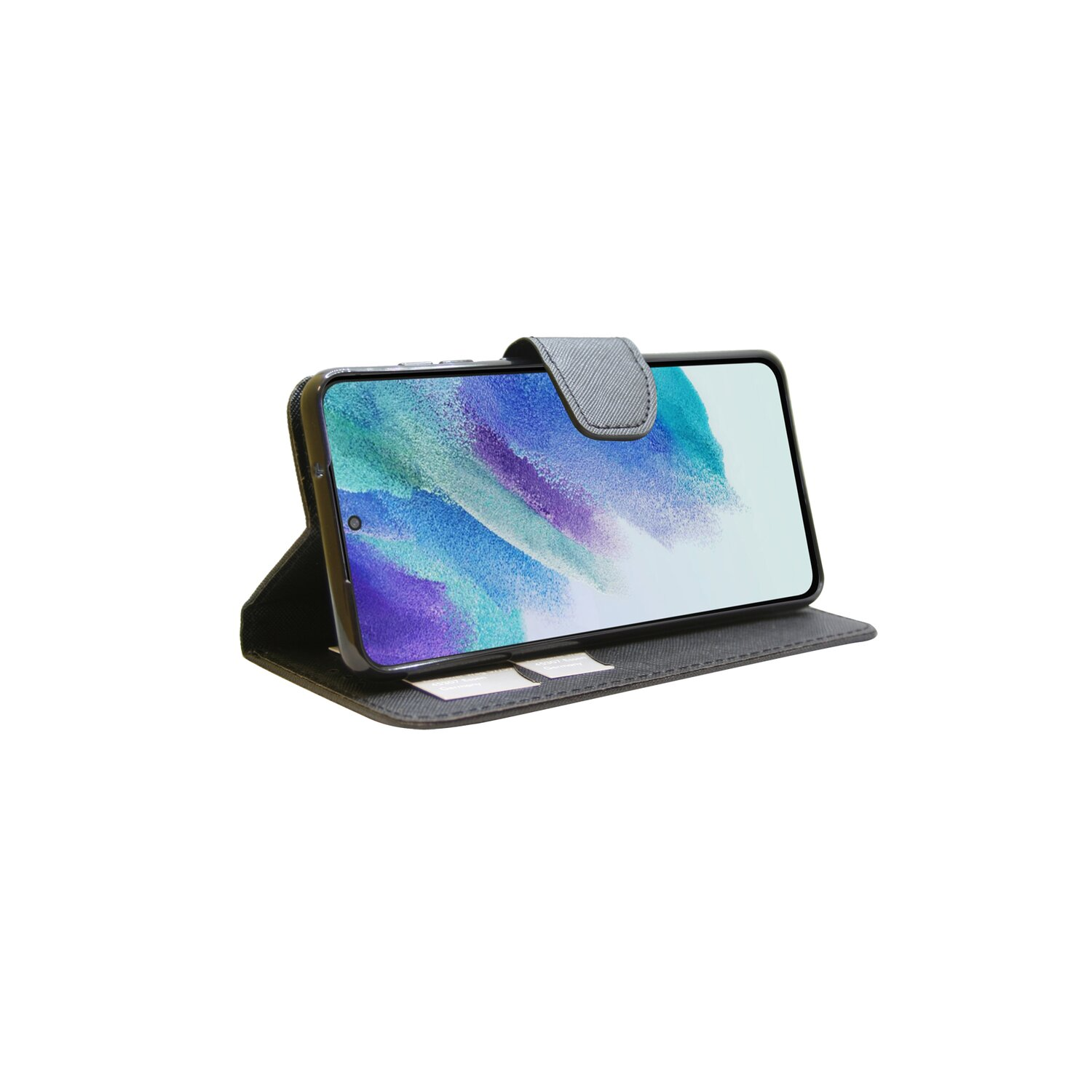 Ein schwarzes Smartphone in einer grauen Folio-Hülle, aufrecht stehend, vor weißem Hintergrund.