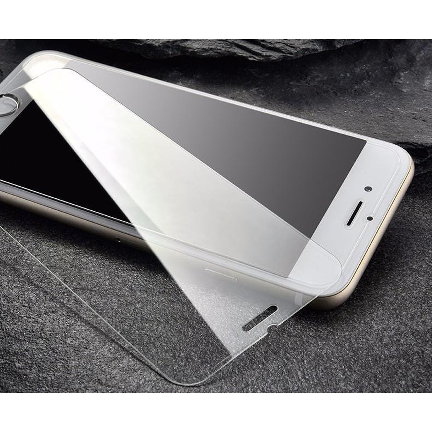 Ein Handy mit angebrachtem Displayschutz. Das Handy ist goldfarben. Der Schutz ist transparent.