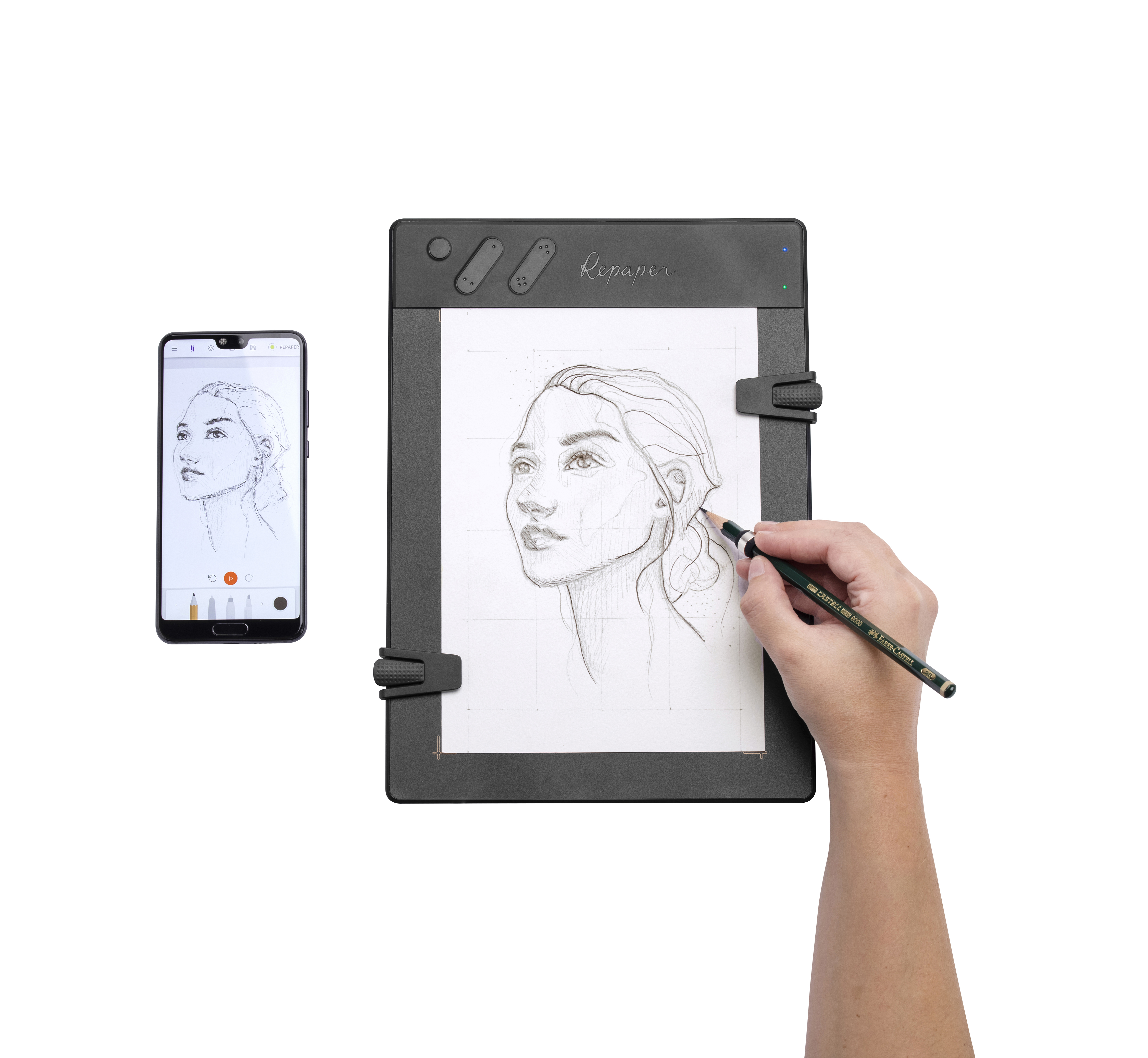Person zeichnet auf digitalem Zeichenpad mit Telefon, das das Bild anzeigt.
