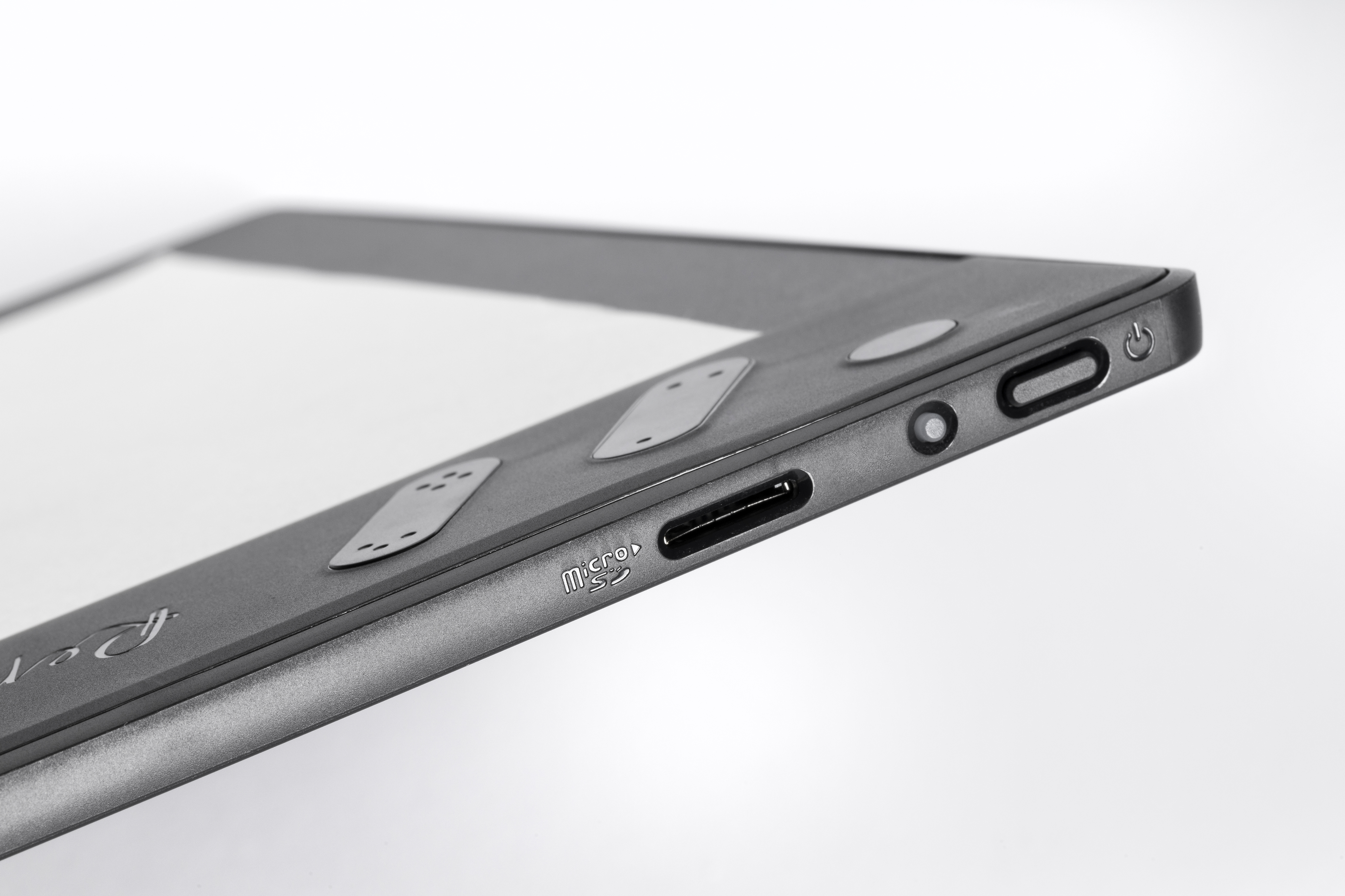 Nahaufnahme einer Tabletkante. Sie hat Knöpfe, Anschlüsse und einen Ein-/Ausschalter.