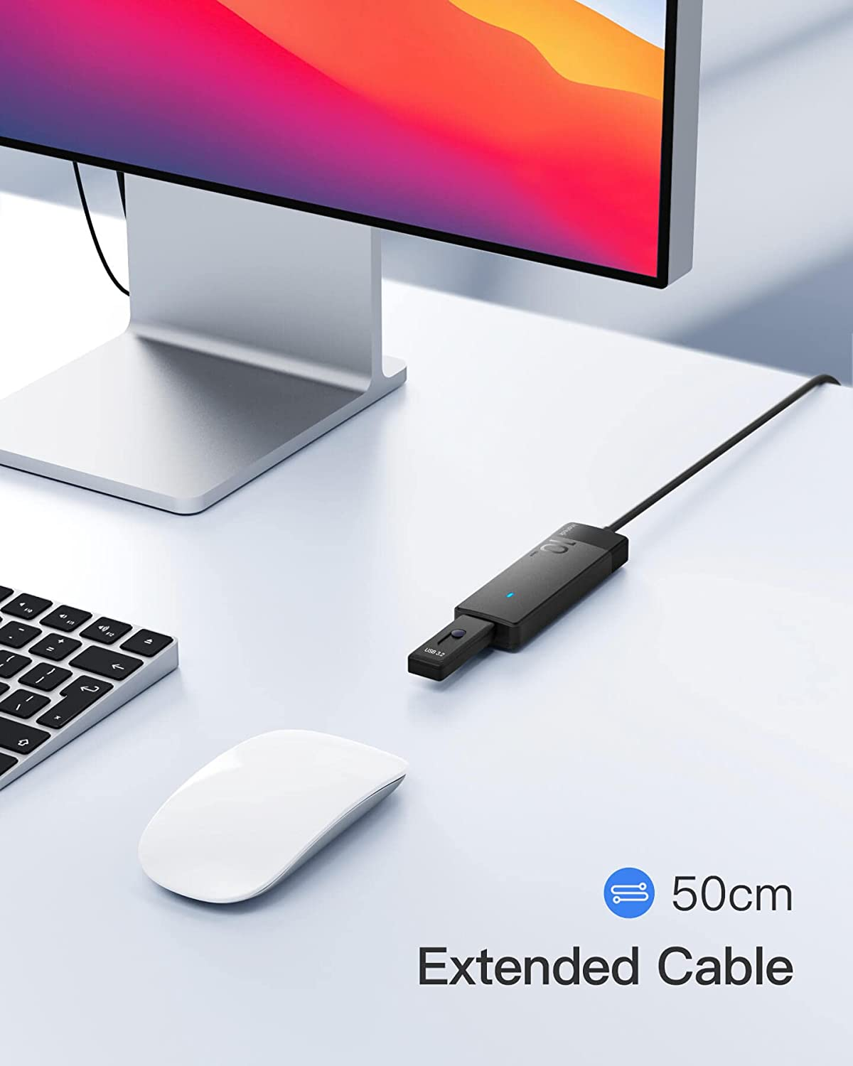 Adaptador USB y ratón negros sobre un escritorio blanco, conectados a una computadora. Se muestra cable de 50cm.