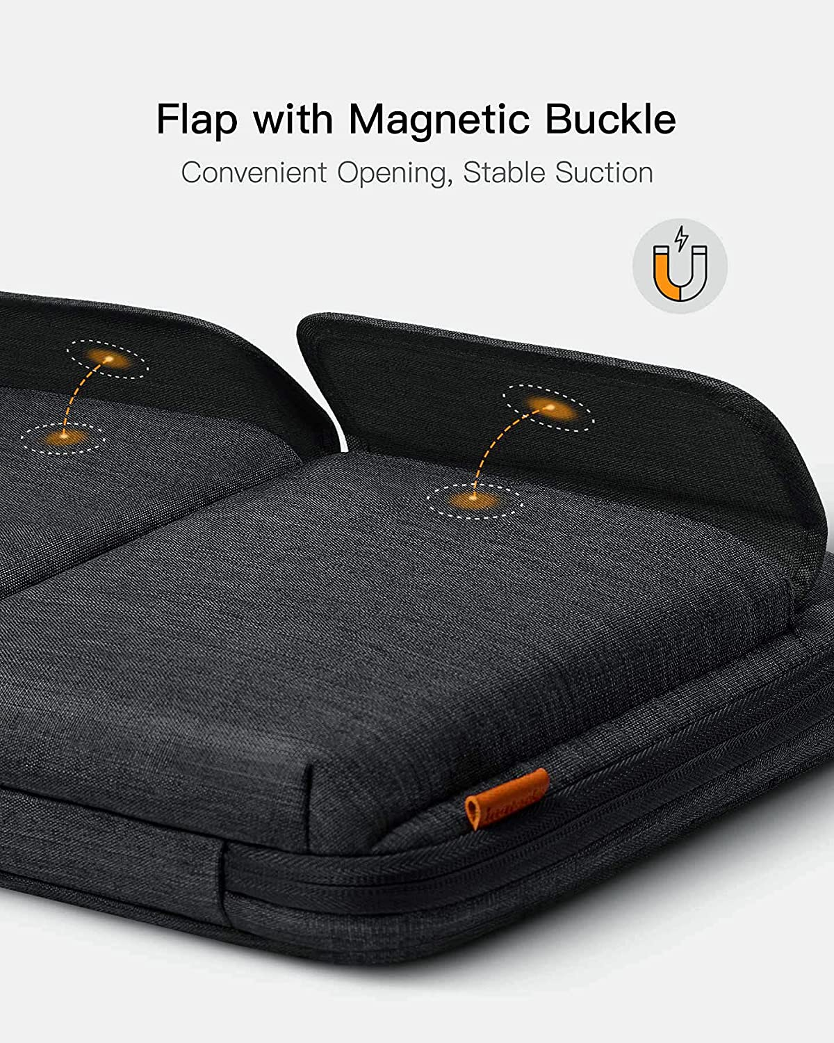 Schwarze Laptoptasche mit Magnetverschluss. Zeigt Klappe und Reißverschluss. Weißer Hintergrund.