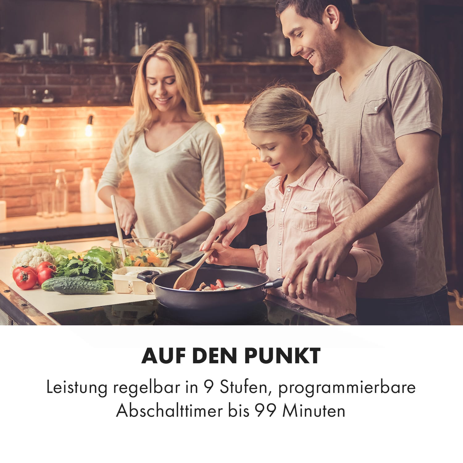 Famiglia che cucina in cucina. Testo: Potenza regolabile in 9 livelli, timer.