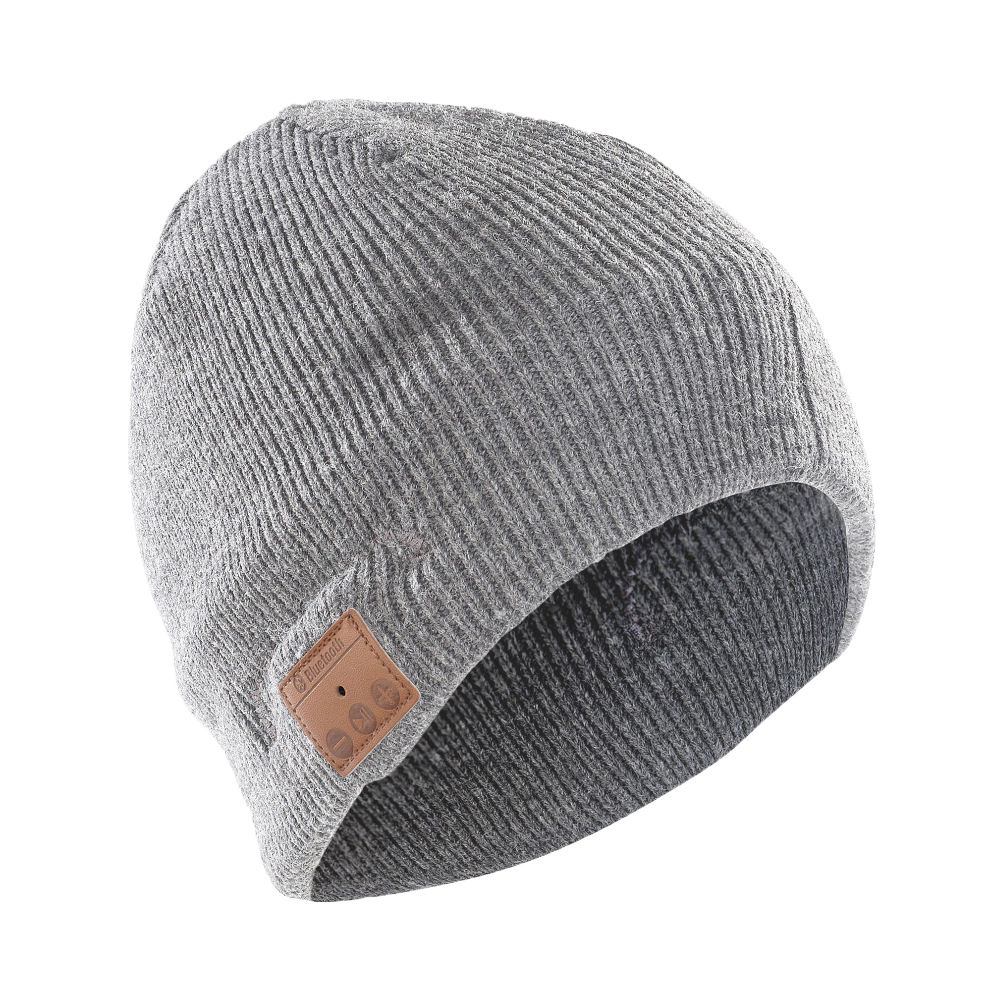 Berretto Bluetooth grigio a maglia con toppa marrone su sfondo bianco.