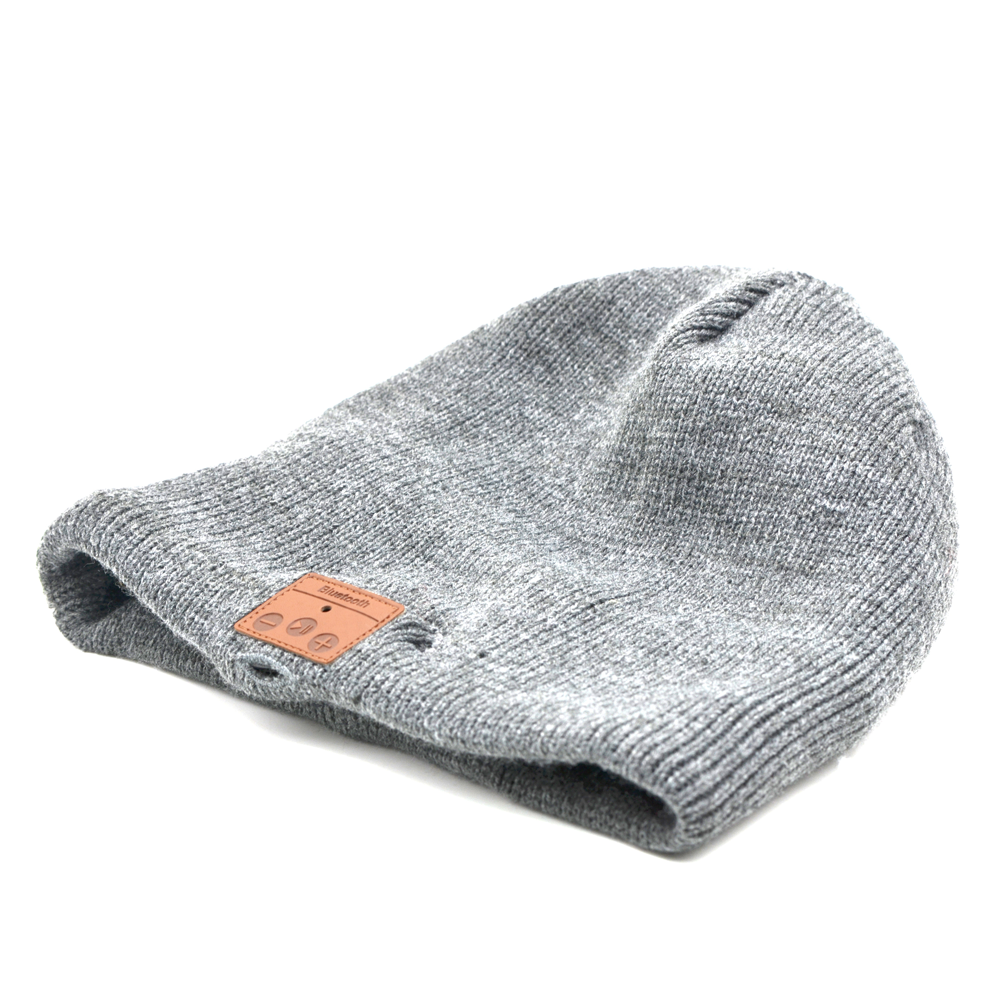 Berretto grigio a maglia con etichetta Bluetooth marrone. Sfondo bianco. Prodotto isolato.