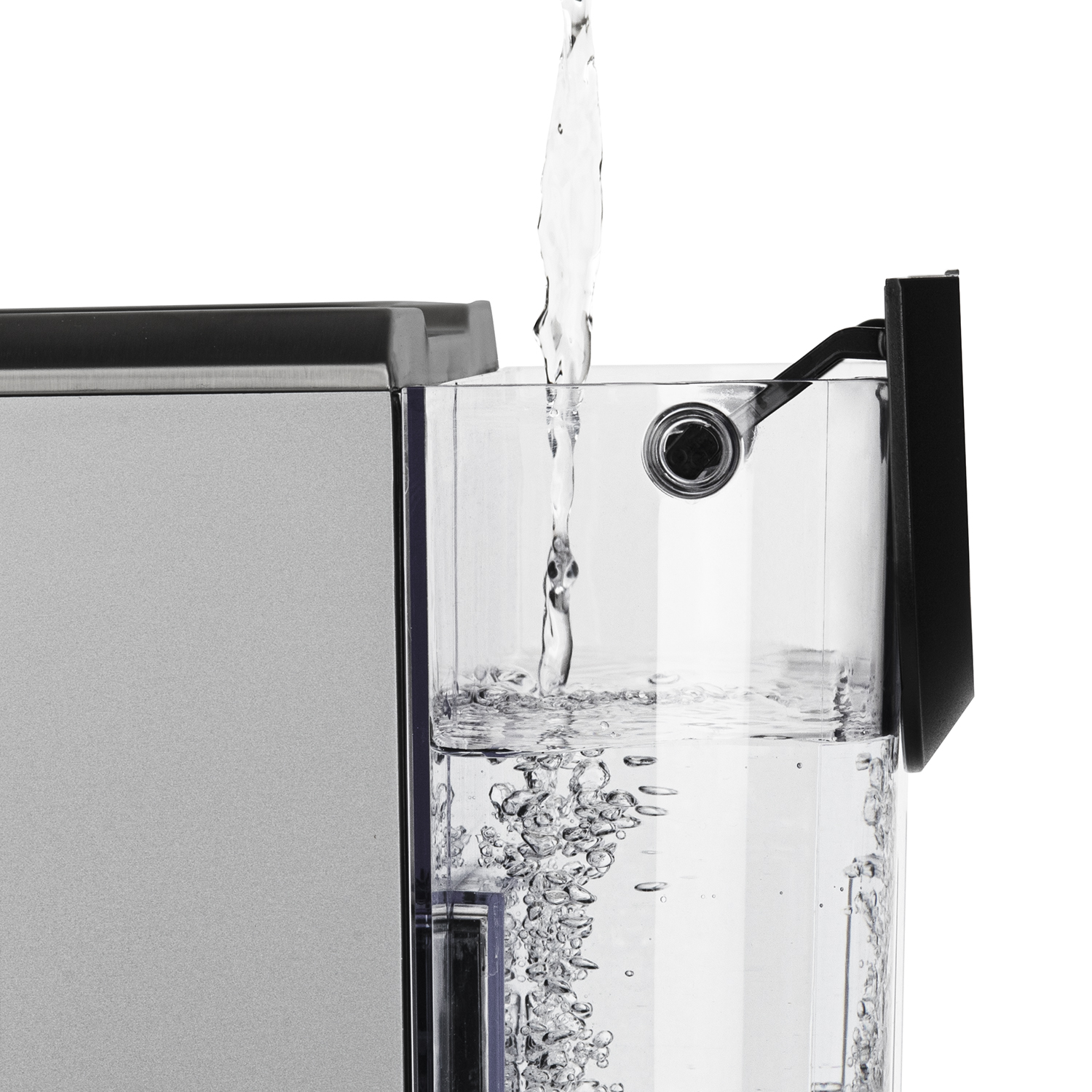 Acqua che versa in un serbatoio trasparente, con bolle, primo piano.