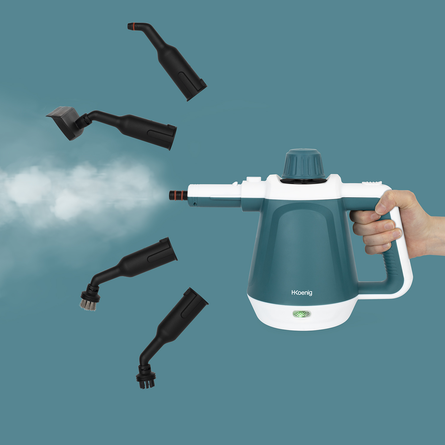 Zielono-biała myjka parowa z różnymi dyszami i dłonią trzymającą urządzenie na turkusowym tle.