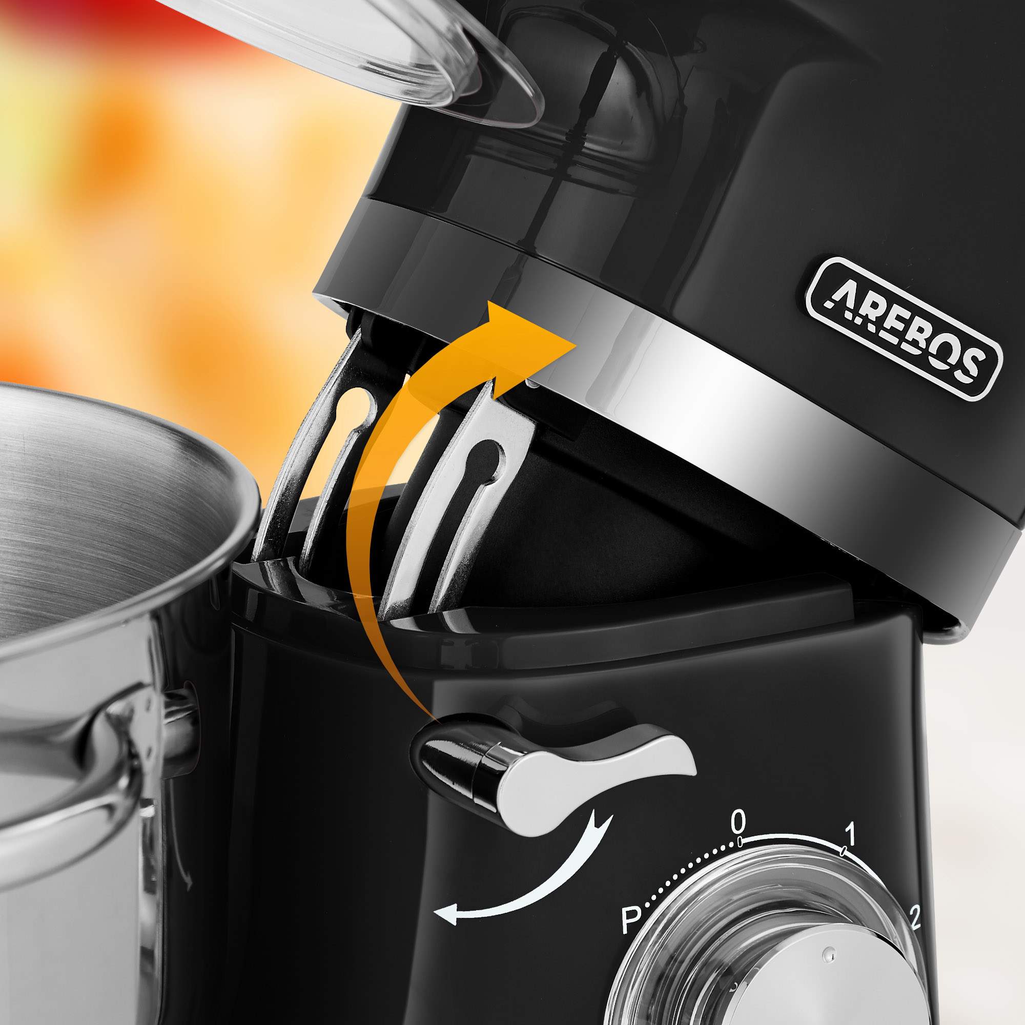 Schwarzer Küchenmixer mit silbernem Rand. Ein Pfeil zeigt das Öffnen des Mixkopfes.