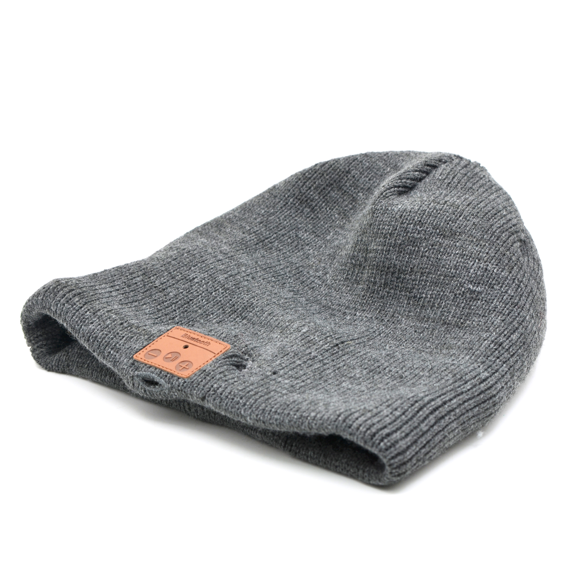 Graue Beanie-Mütze mit braunem Etikett. Das Etikett trägt die Aufschrift "Soundbeats".