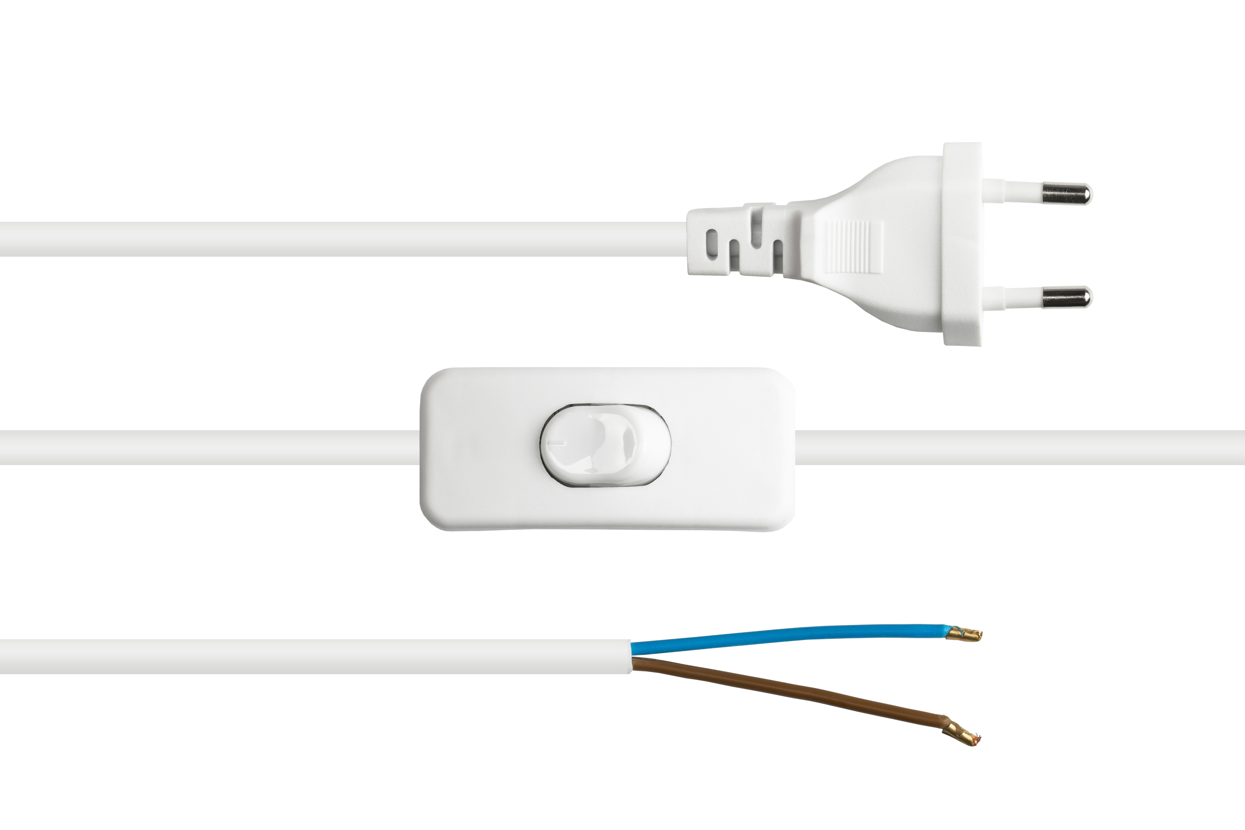 Weißes Kabel mit Stecker, Schalter und freiliegenden Drähten. Weißer Hintergrund.