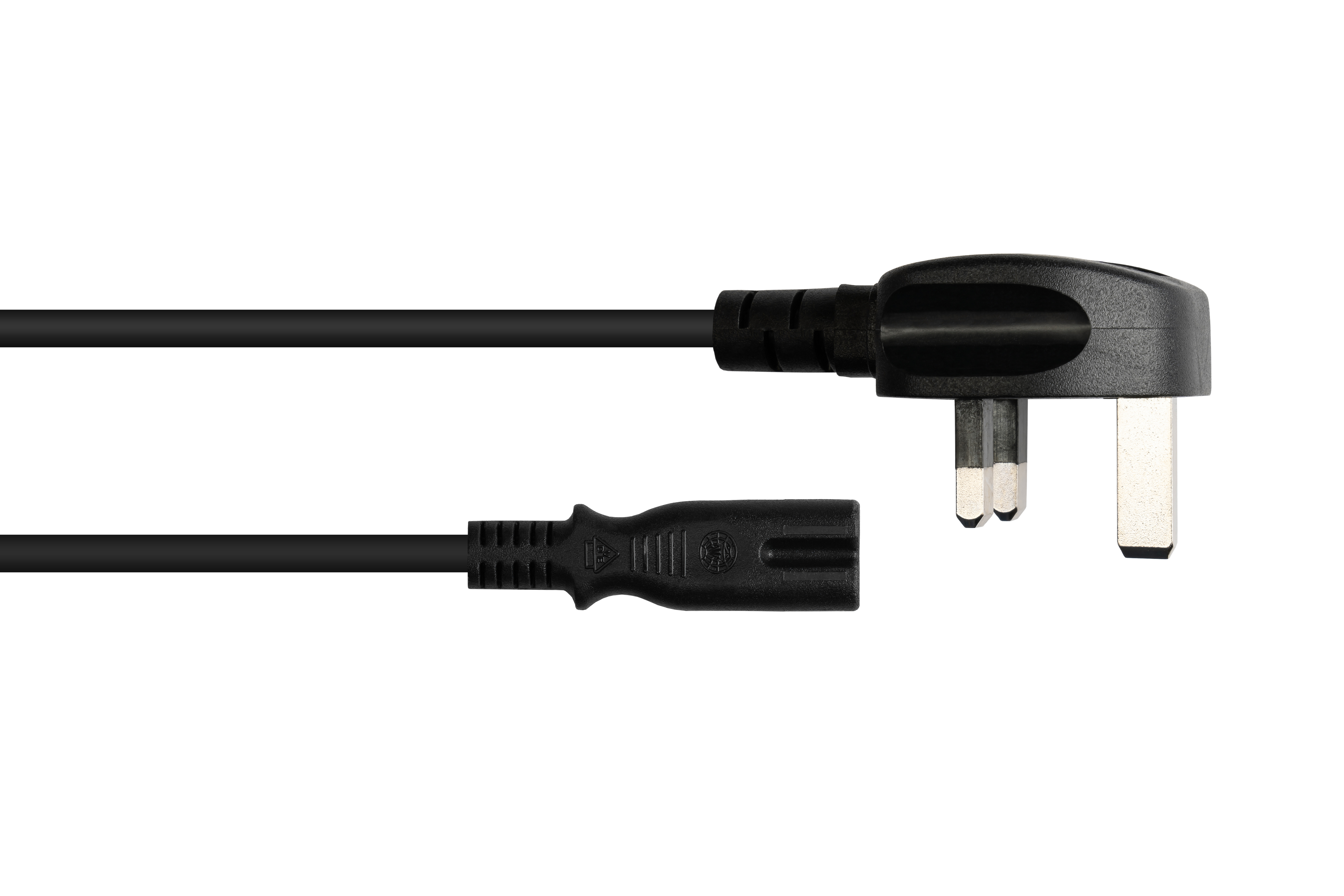 Schwarzes Netzkabel mit britischem Stecker und IEC-Anschluss auf weißem Hintergrund.