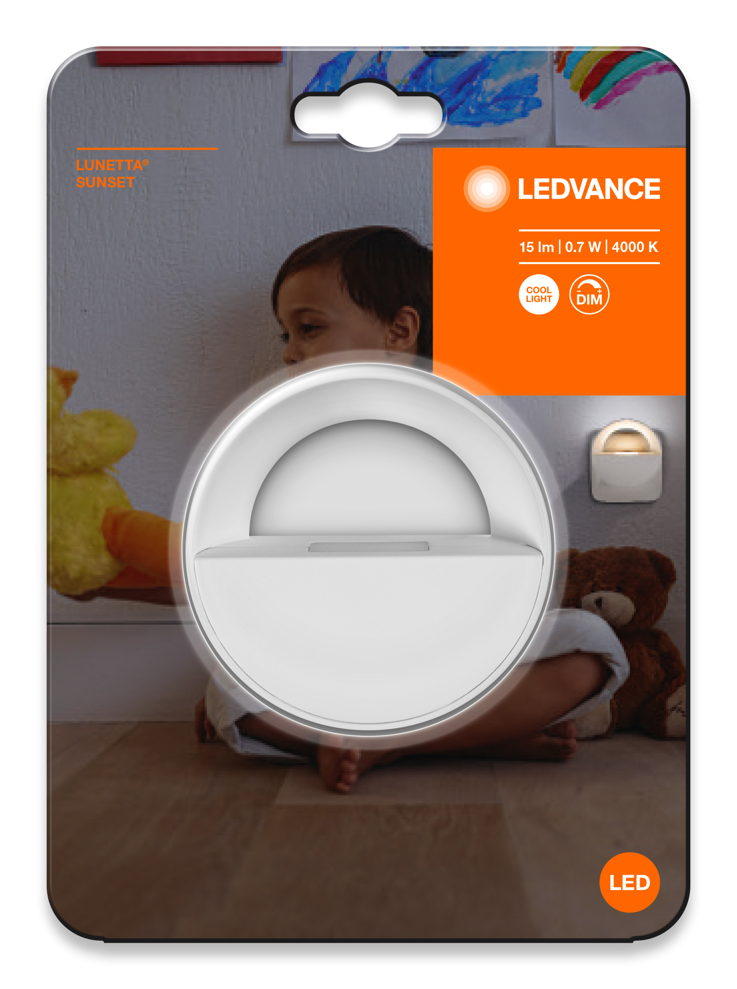 Ein Kind sitzt neben einem Teddybär, eine LEDVANCE-Produktverpackung ist sichtbar.