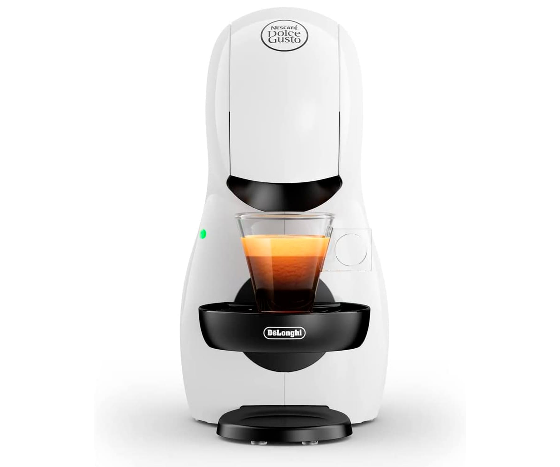 Weiß-schwarze Kaffeemaschine mit einem Glas Kaffee auf weißem Hintergrund.