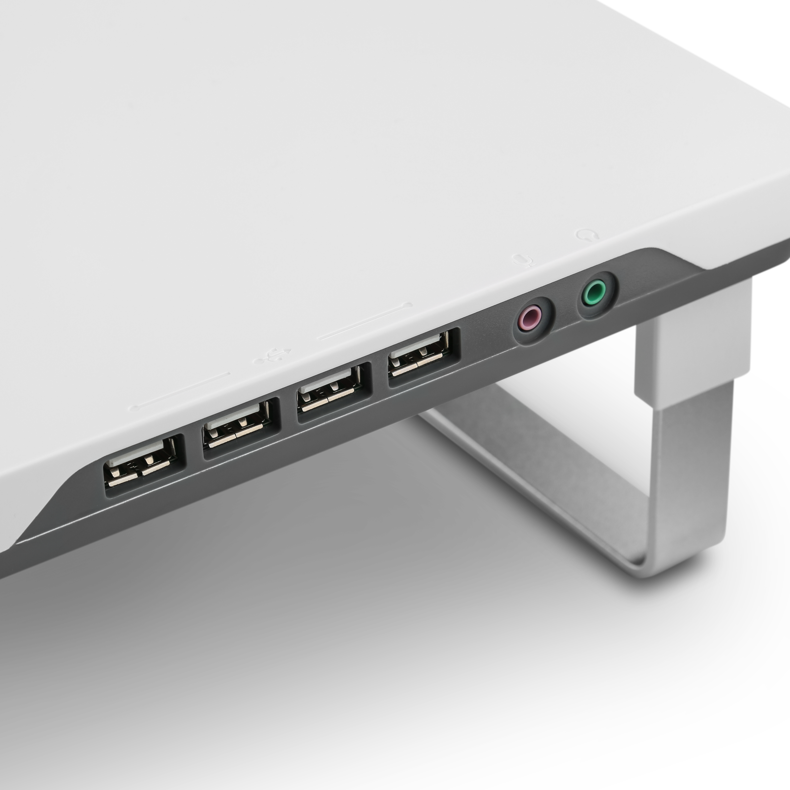 Ein weißer Computerständer mit USB-Anschlüssen, Audioanschlüssen und einem Stromanschluss.