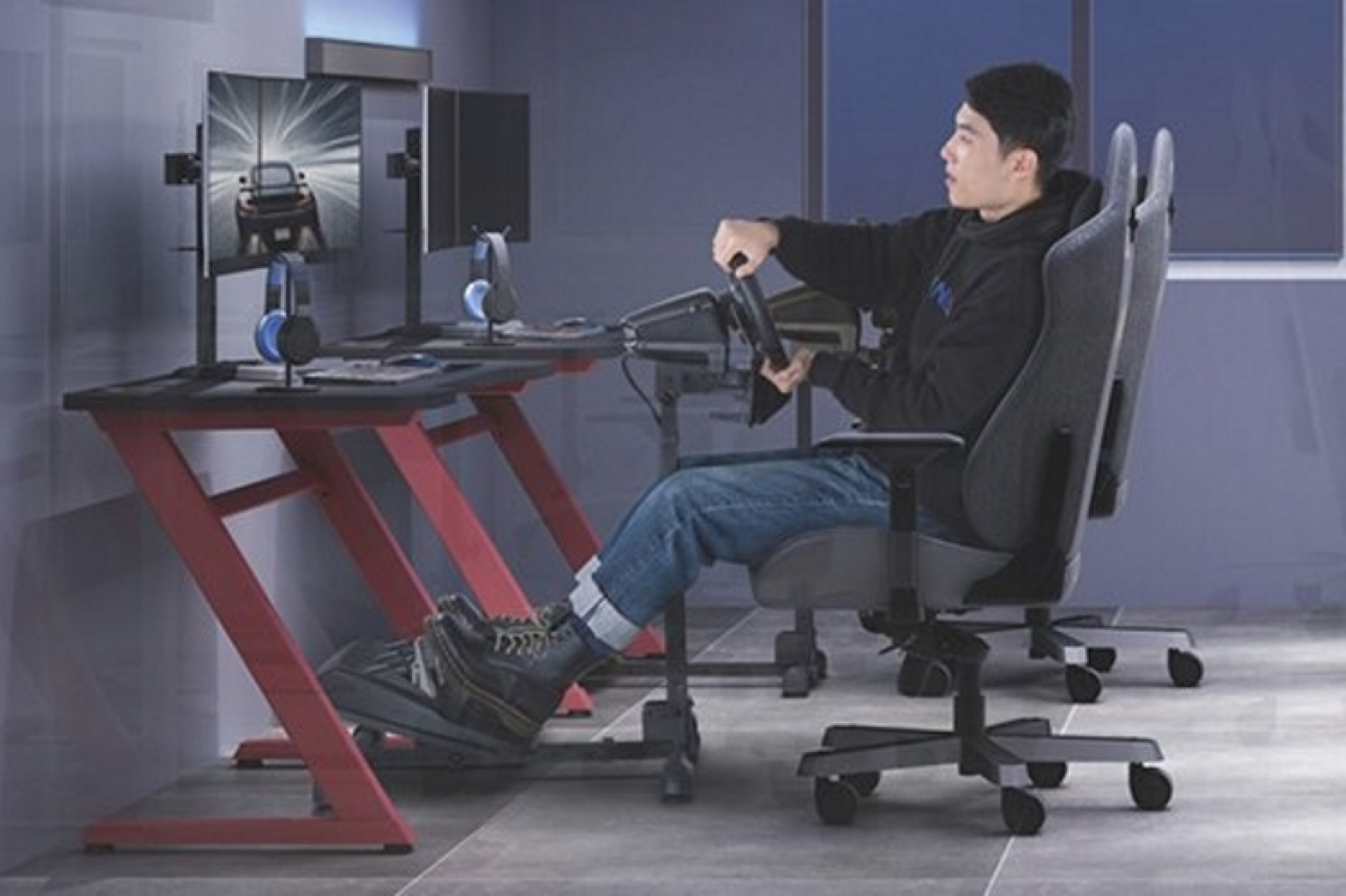 Mann spielt Fahrsimulator mit Lenkrad und Pedalen. Gaming-Setup.