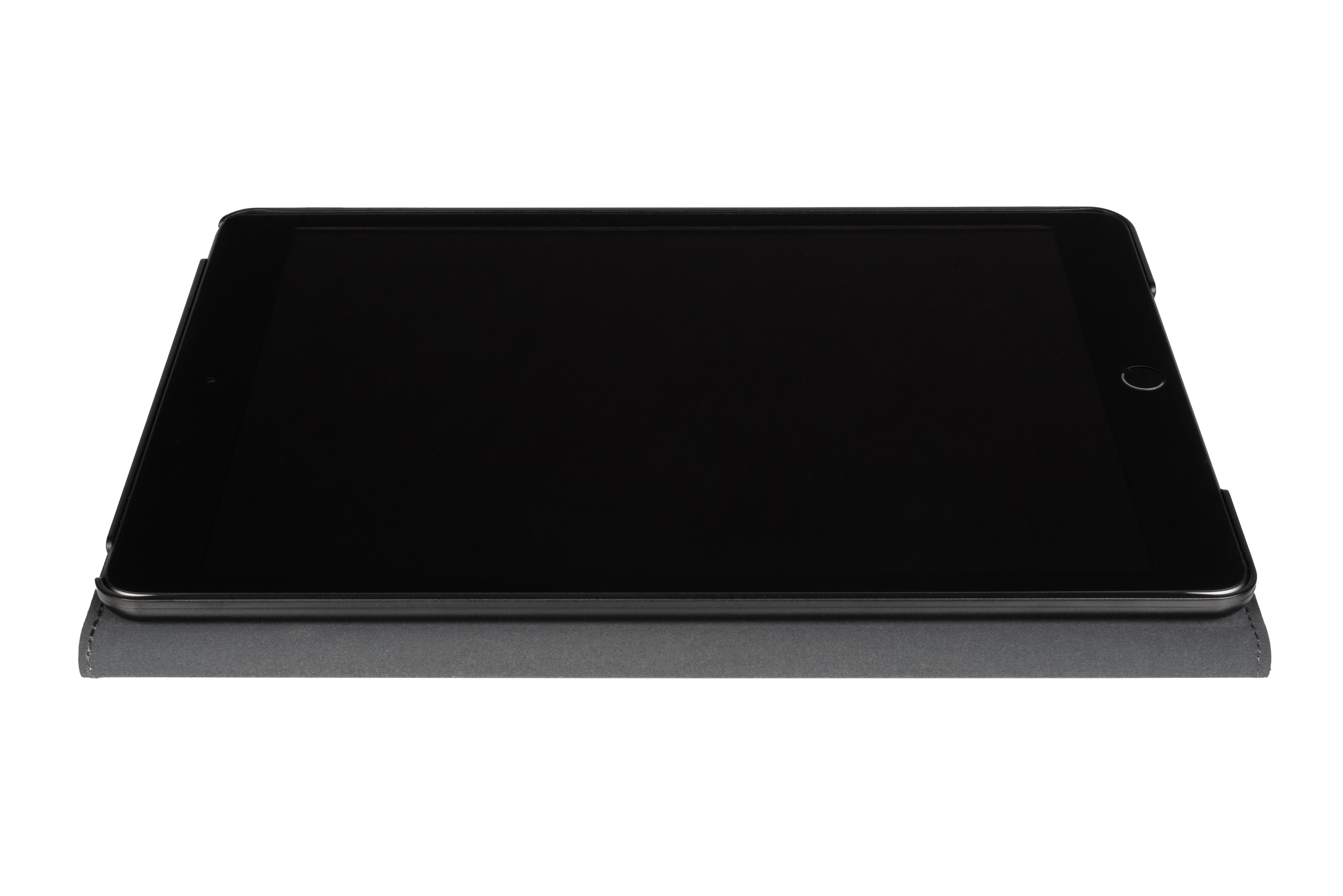 Ein schwarzes Tablet in einer dunkelgrauen Hülle auf weißem Hintergrund.