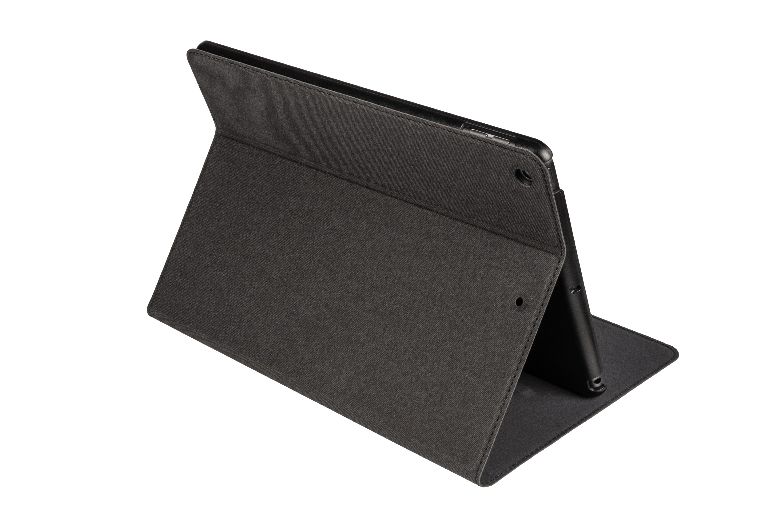 Tablet in dunkelgrauer Hülle, offen aufgestellt. Die Hülle hat eine faltbare Abdeckung. Weißer Hintergrund.
