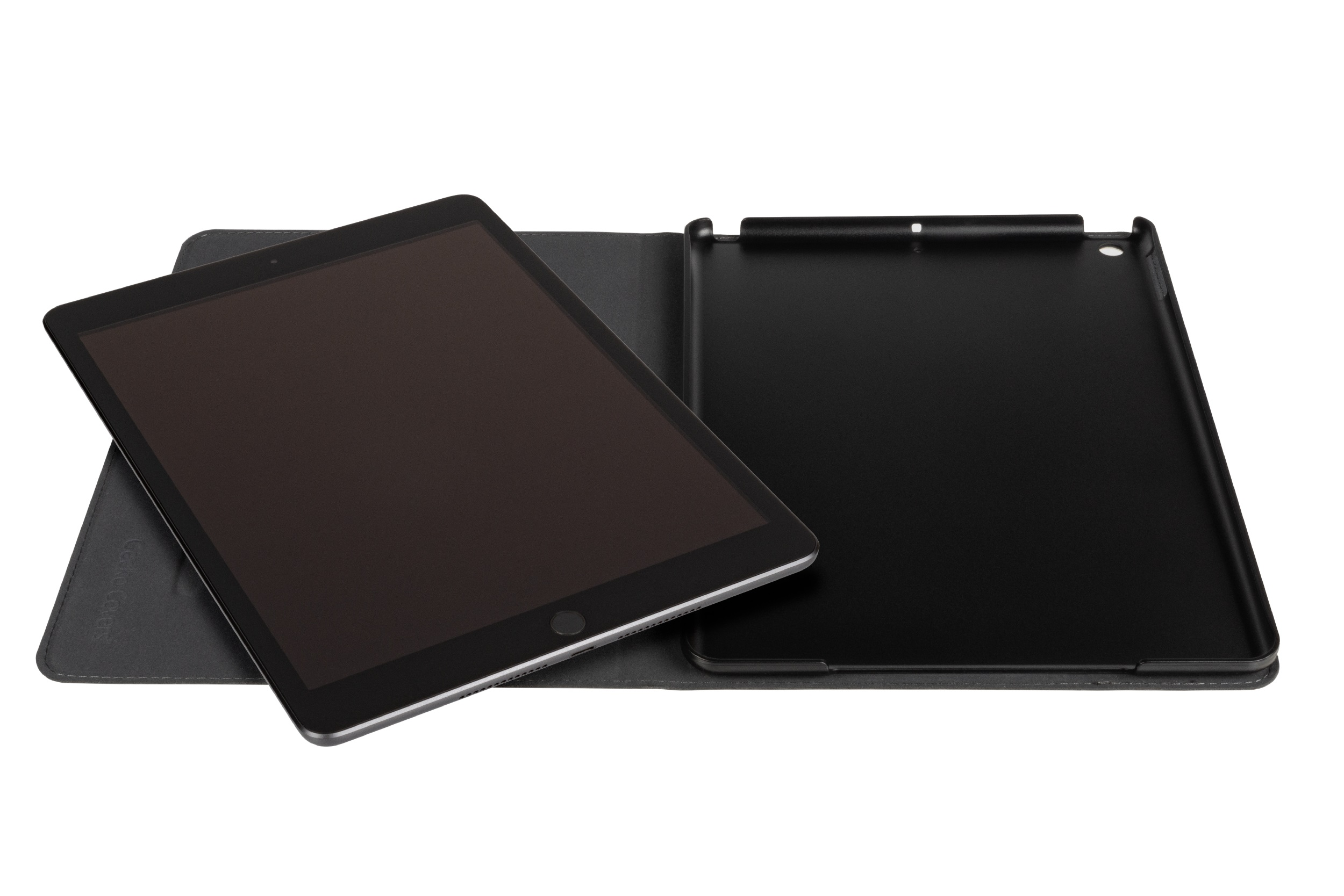 Schwarzes Tablet auf einer schwarzen Hülle, geöffnet, um den Bildschirm zu zeigen, auf weißer Oberfläche.