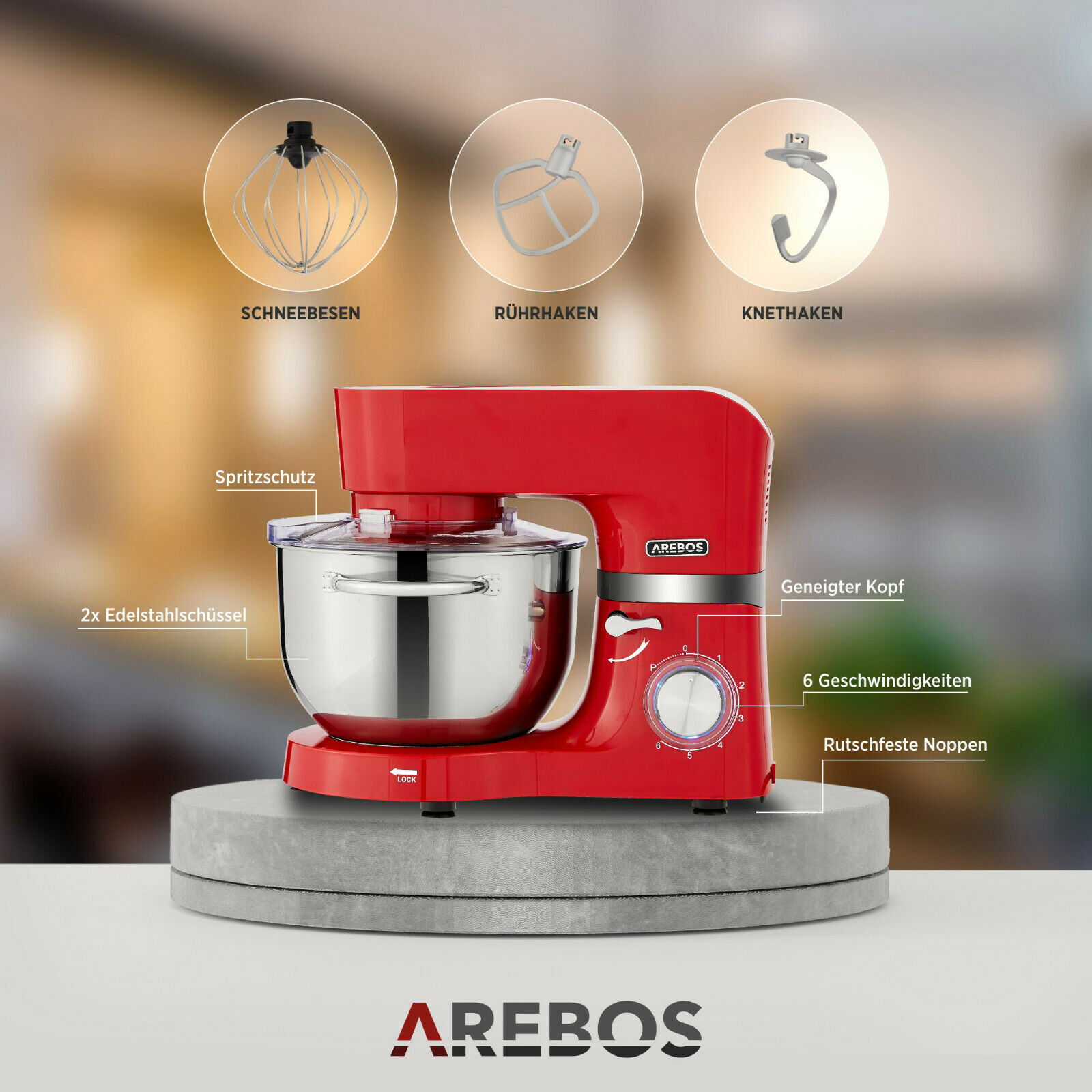 Roter Küchenmixer mit Aufsätzen, Edelstahlschüssel, auf grauer Plattform. Beschriftungen auf Deutsch.