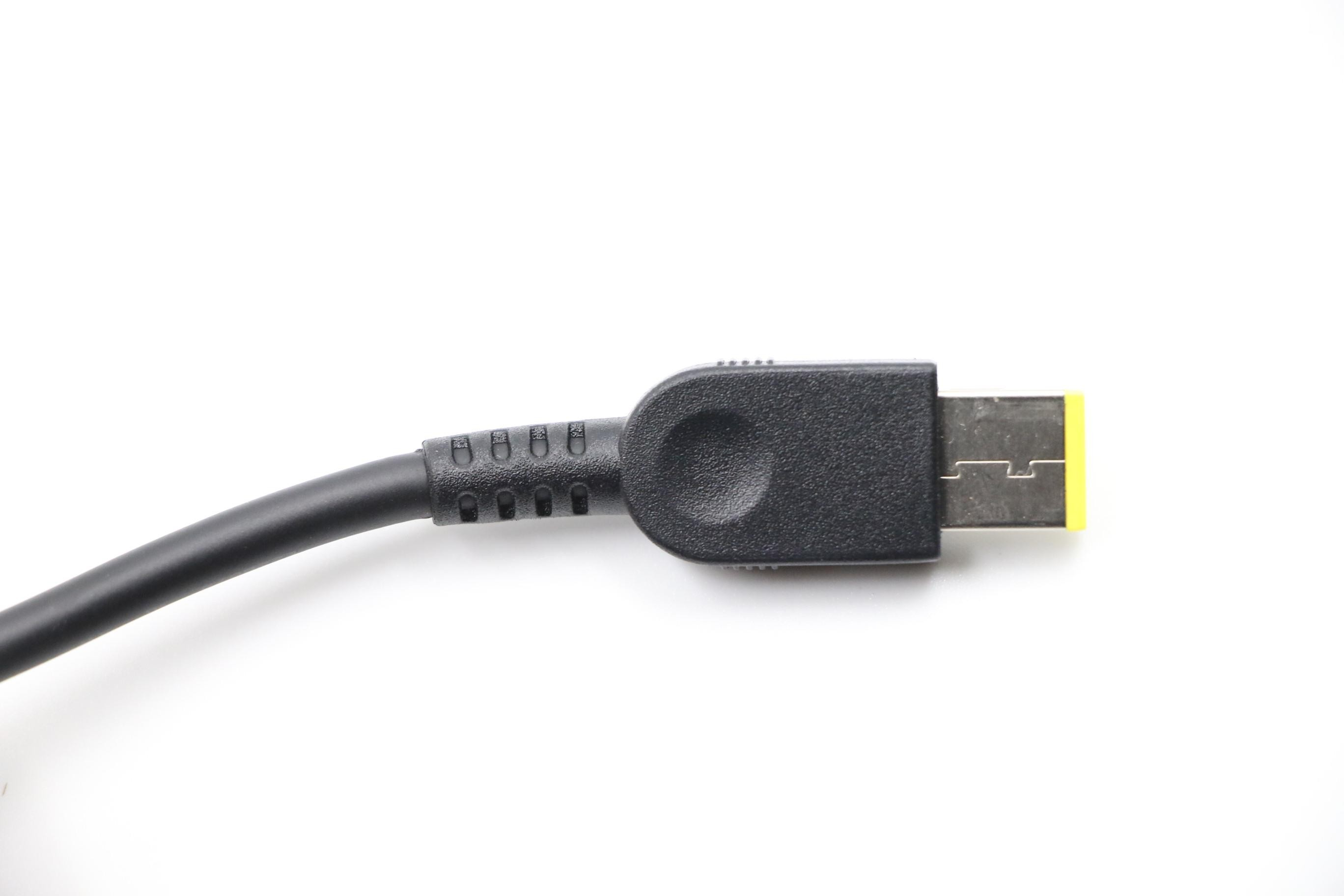 Schwarzes Ladekabel mit gelbem Stecker auf weißem Hintergrund.