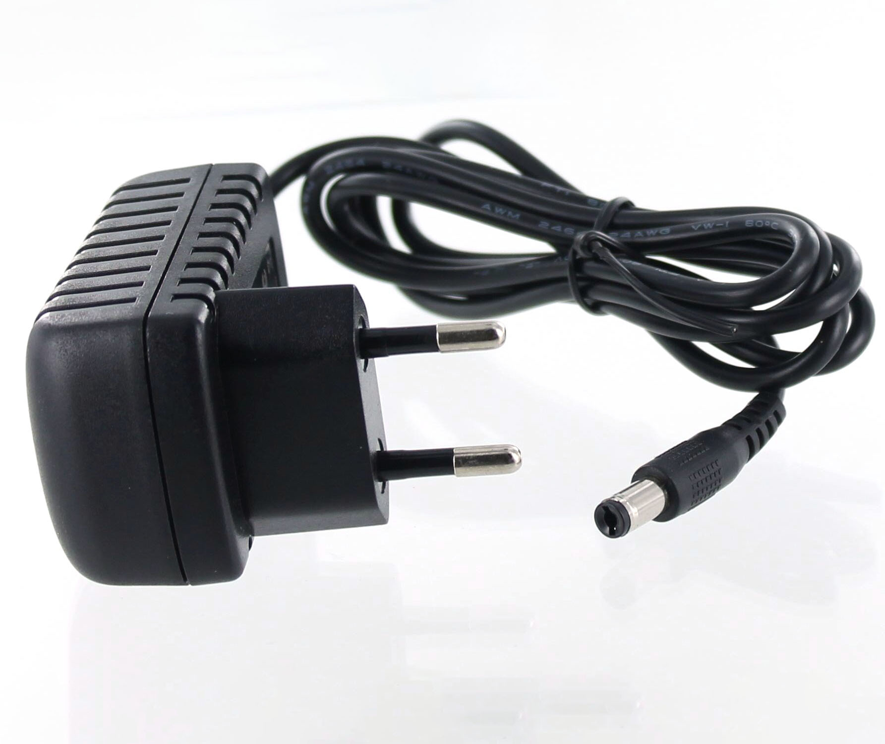 Schwarzes Netzteil mit Stecker und Netzkabel. Der Adapter hat eine rechteckige Form.
