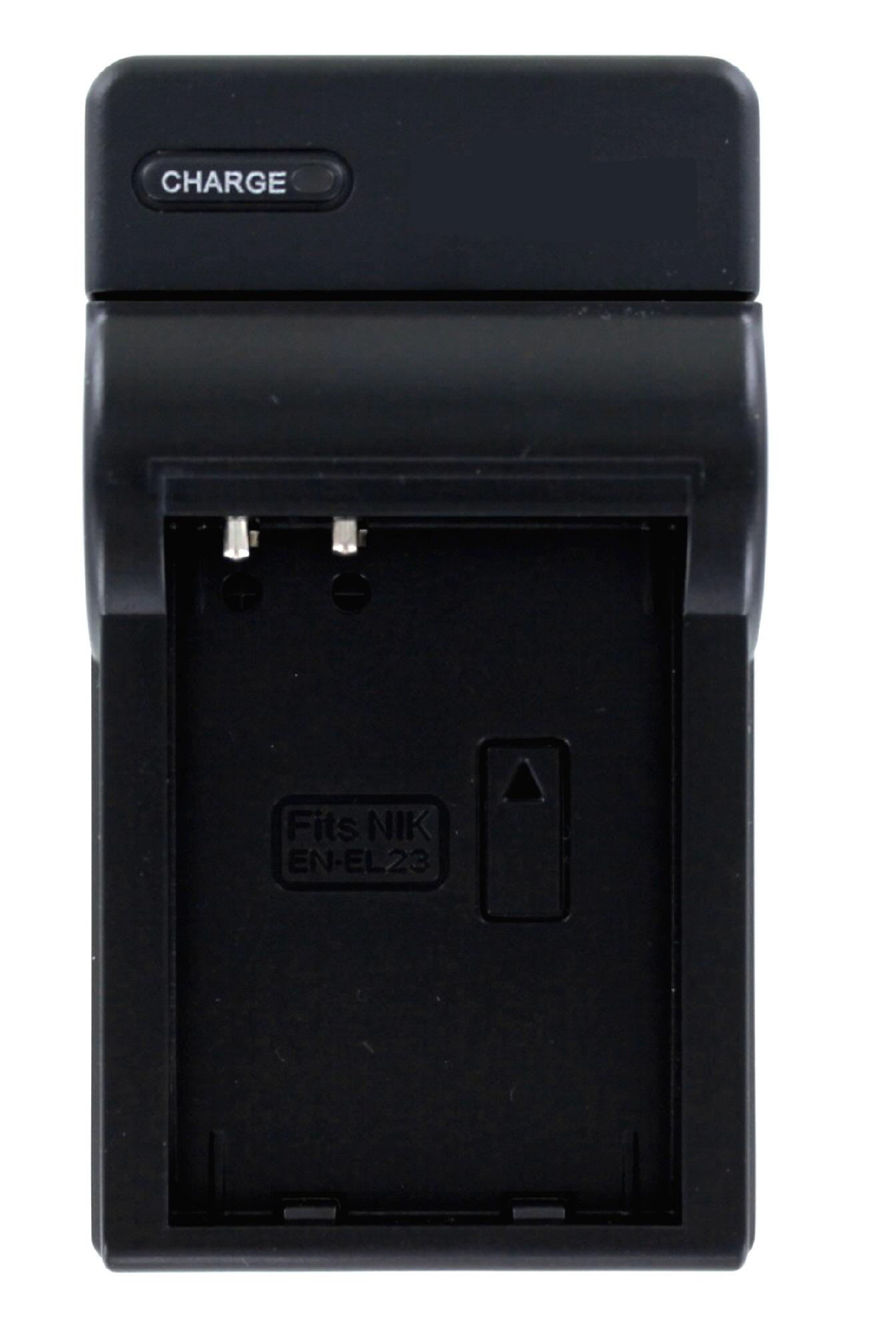 Schwarzes Kamera-Batterieladegerät mit Steckplatz und der Aufschrift 'CHARGE' auf weißem Hintergrund.