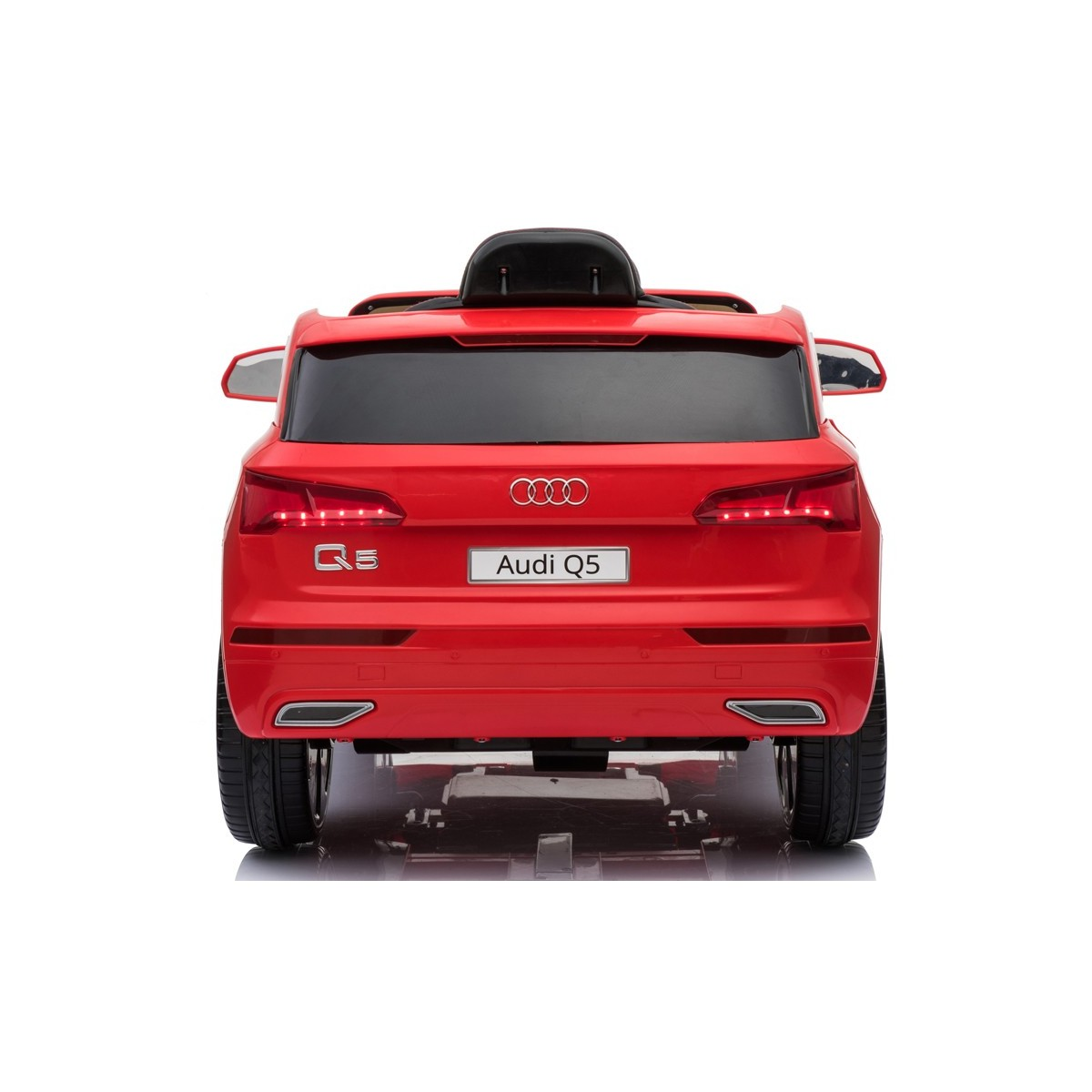 Coche de juguete rojo, modelo SUV, de espaldas con el logotipo Audi Q5.