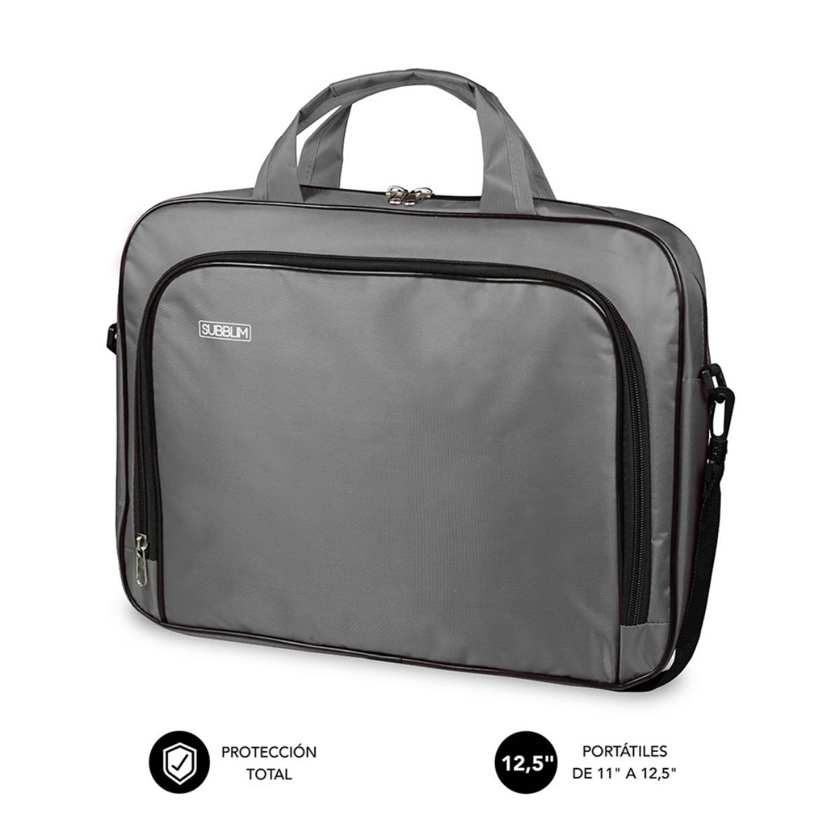 Una bolsa gris para portátil con ribete negro, cremallera y correa para el hombro, sobre blanco.