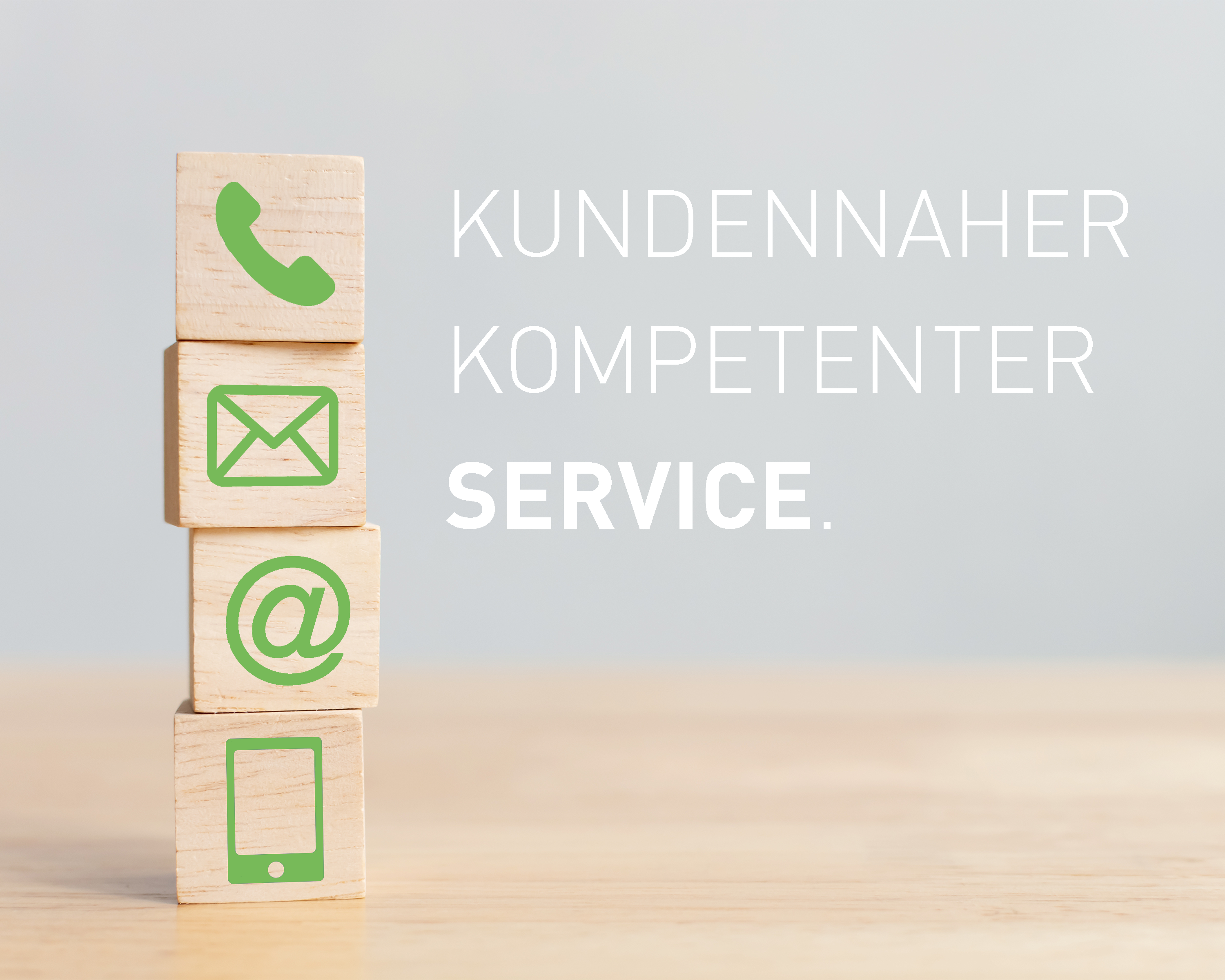 Gestapelte Holzblöcke mit Symbolen für Telefon, E-Mail und Mobiltelefon, mit dem Text 'Kundenservice'.