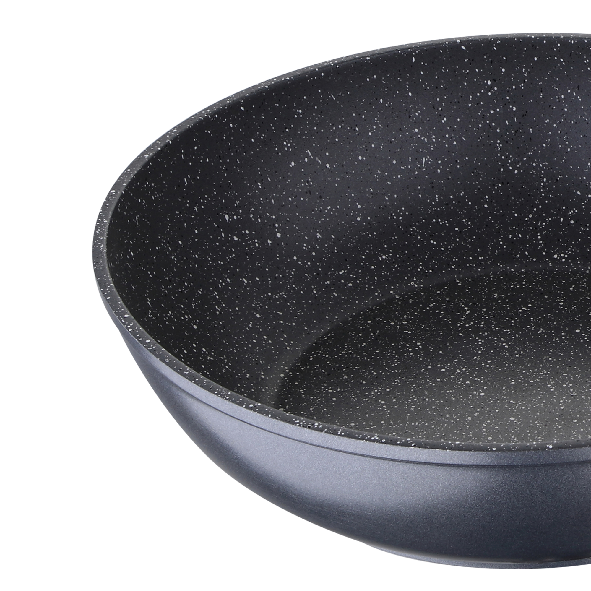 Primer plano del interior de una sartén negra con superficie gris moteada.