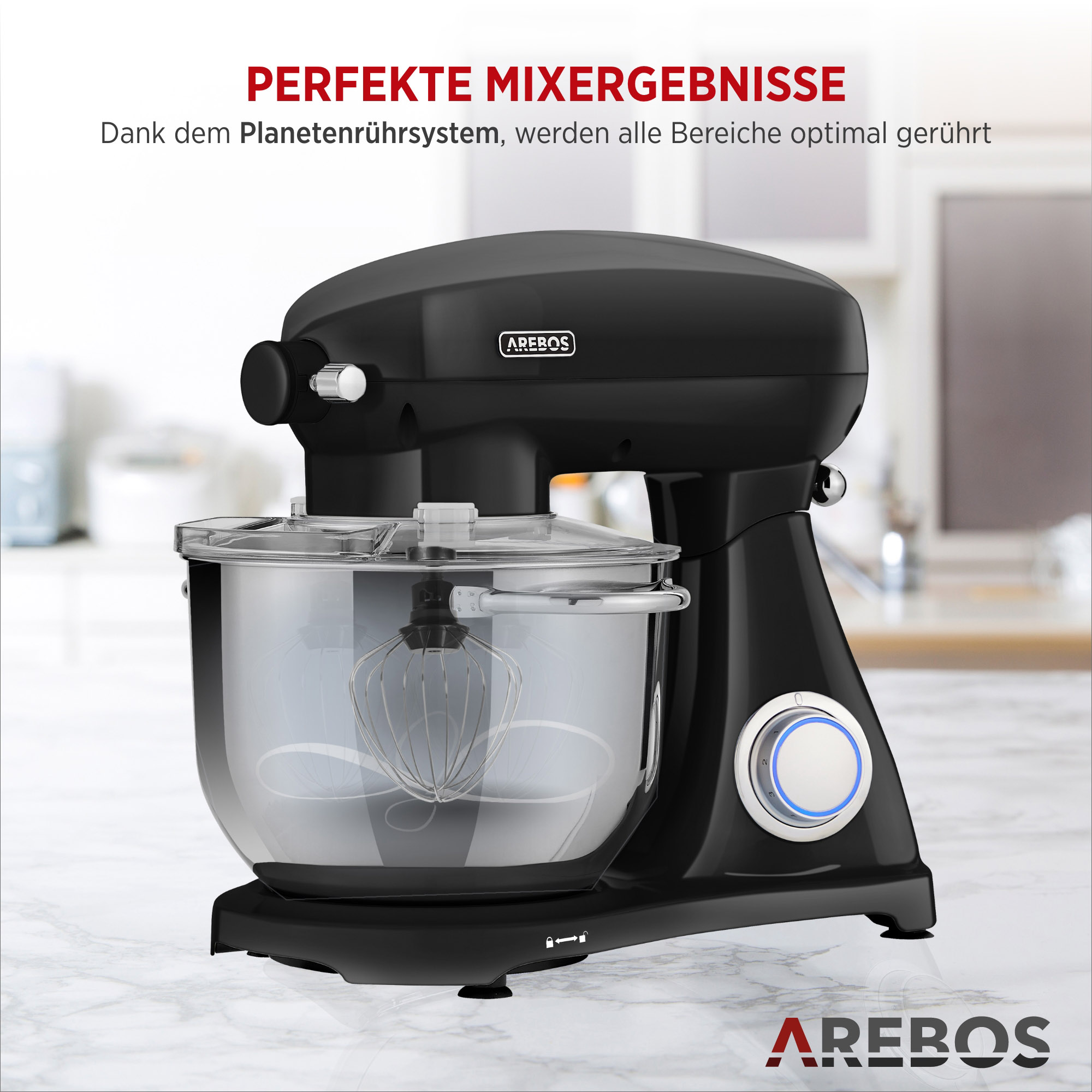 Ein schwarzer Küchenmixer mit Glasschüssel, dargestellt in einer Küchenumgebung.